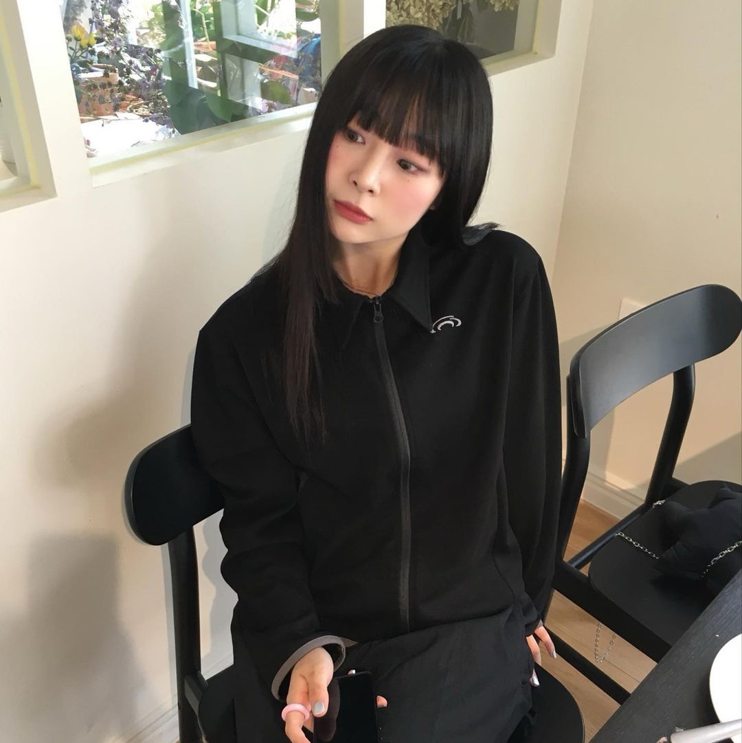 Art of Field Half Neck Cropped T-Shirt Black 착용 스타일 - 1