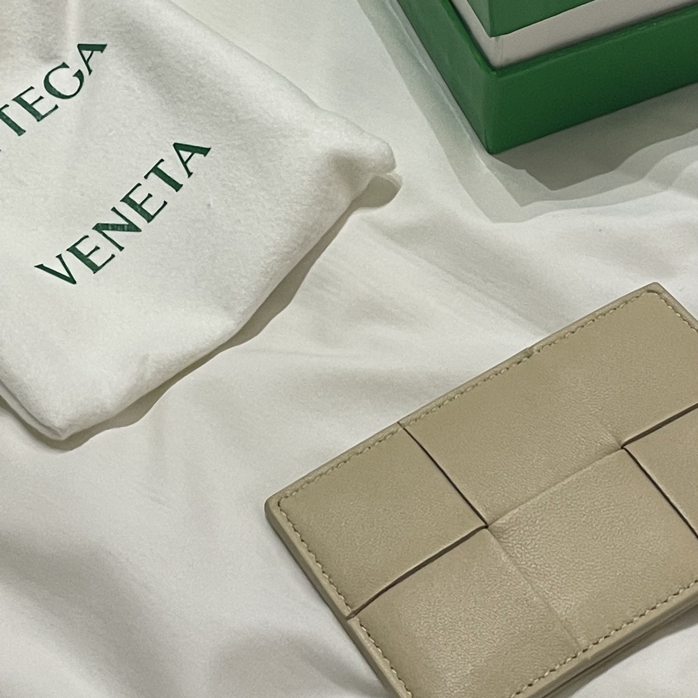 Bottega Veneta Credit Card Case Lambskin & Calfskin Porridge 착용 스타일