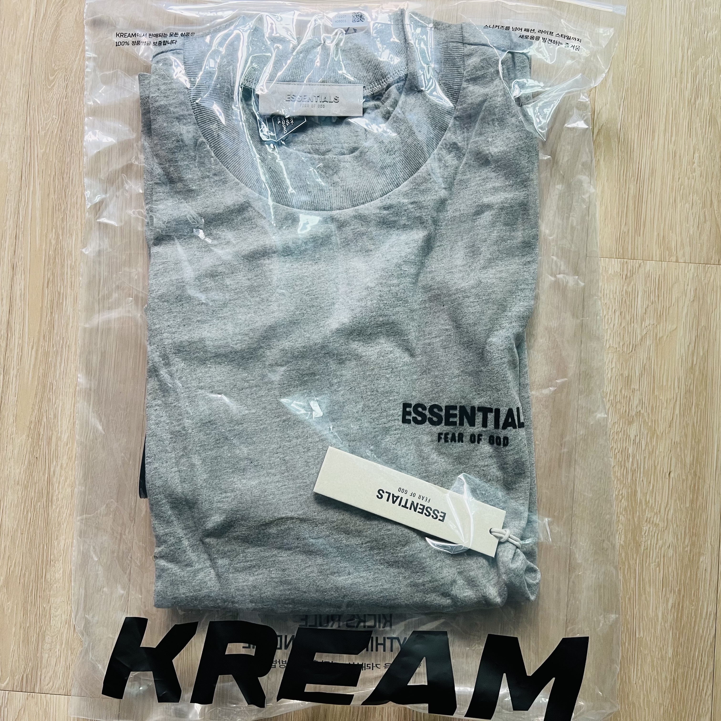 Essentials The Core Collection T-Shirt Dark Oatmeal 착용 스타일