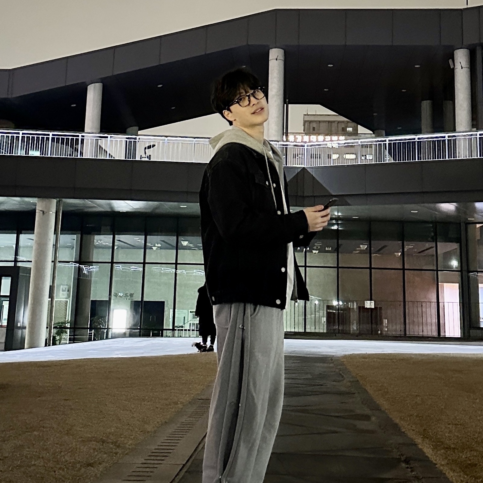 MJD Side Snap Wide C/P Sweatpants Melange Grey 착용 스타일 - 2