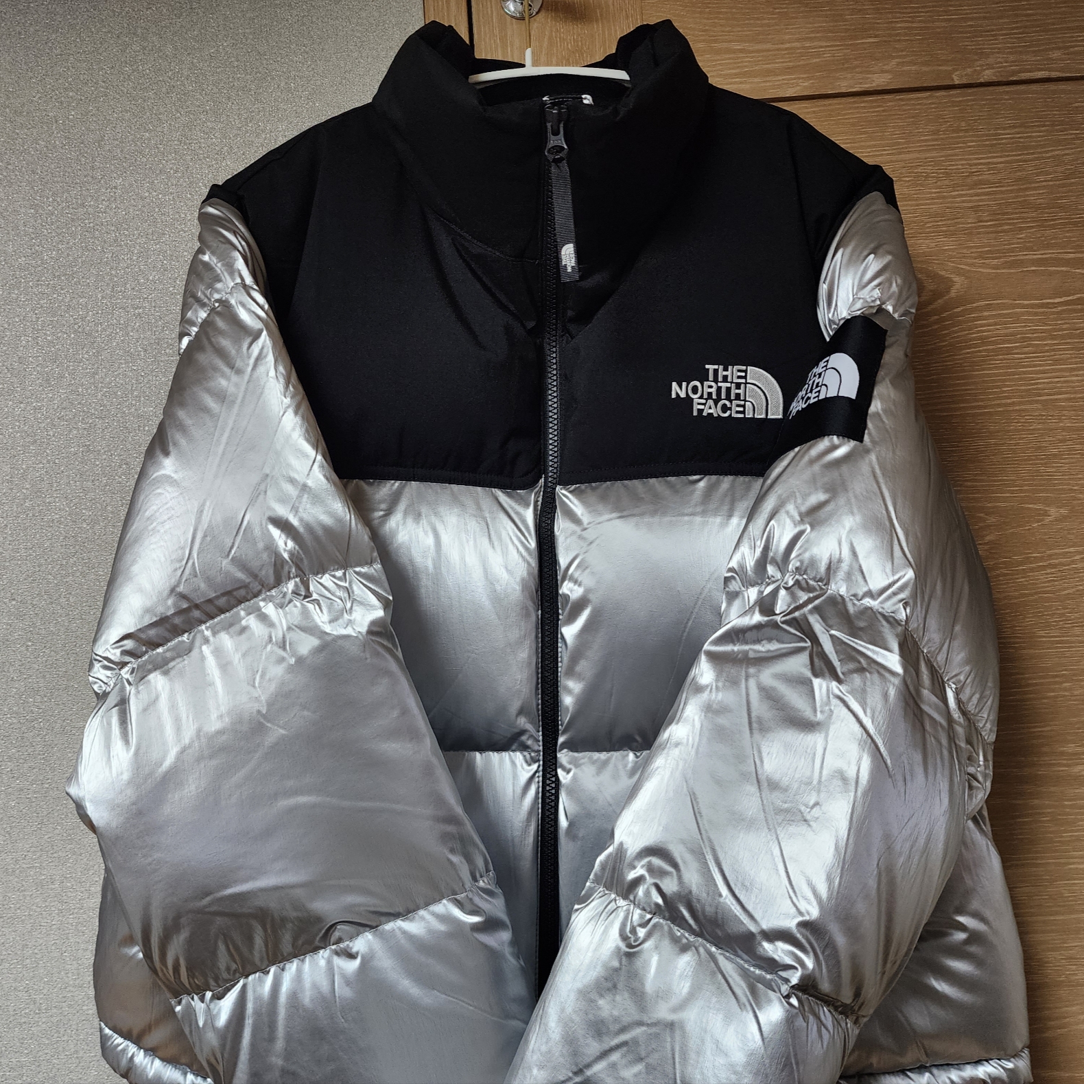 (W) The North Face White Label Novelty Nuptse Down Jacket Silver 착용 스타일 - 1