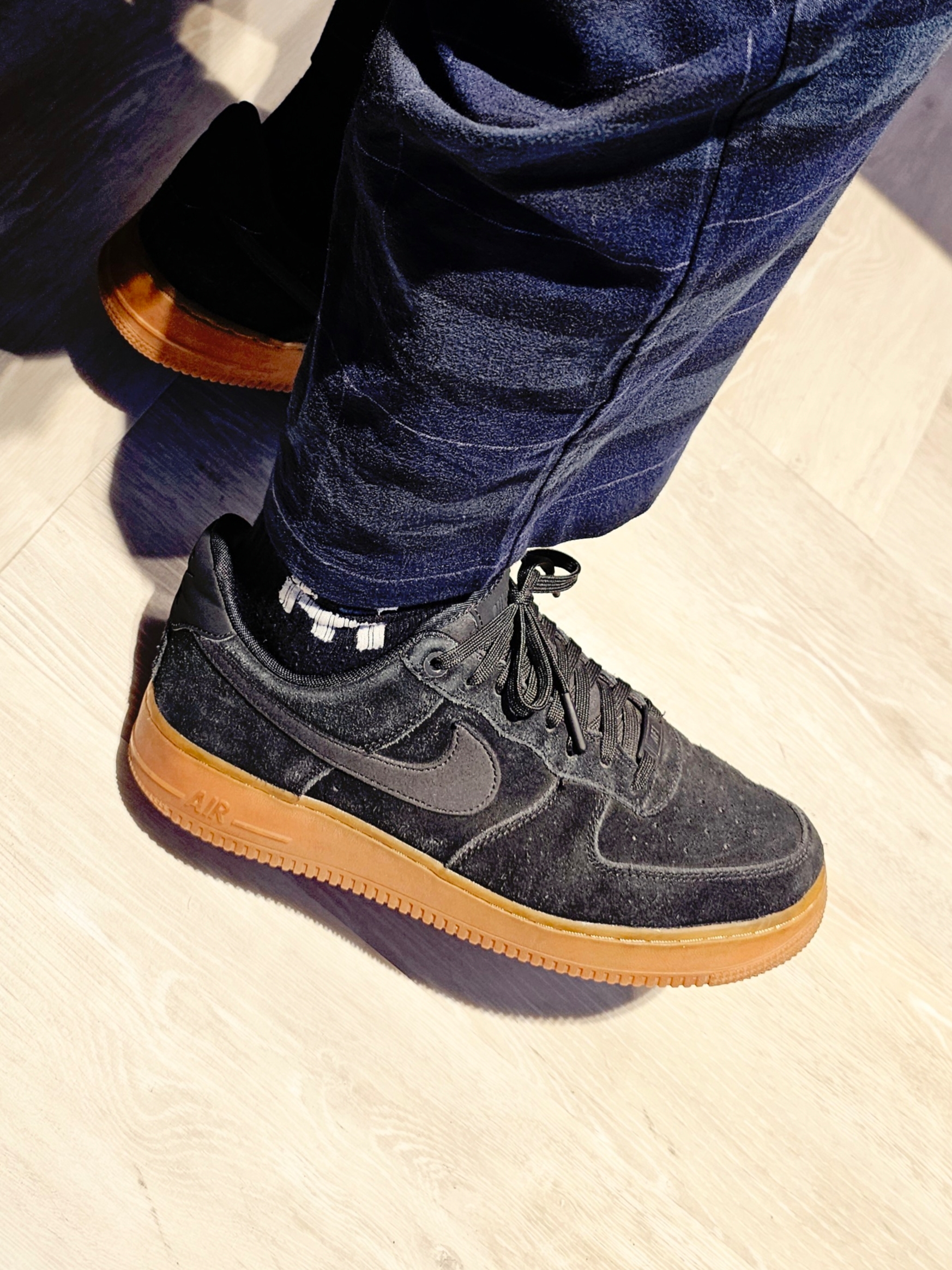 Nike Air Force 1 '07 LV8 Suede Black Gum 착용 스타일 - 5