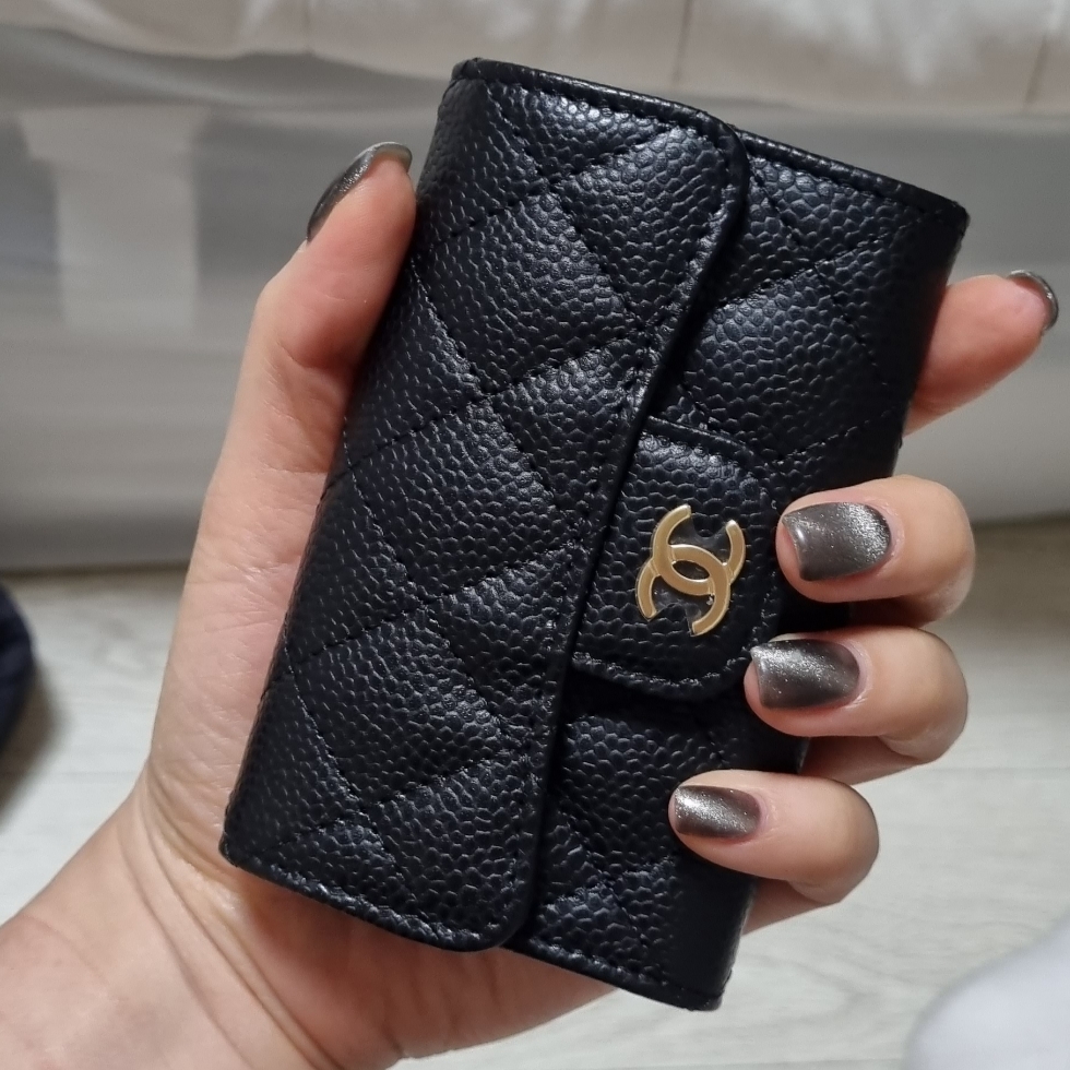 Chanel Classic Card Holder Grained Calfskin & Gold Black 착용 스타일 - 1