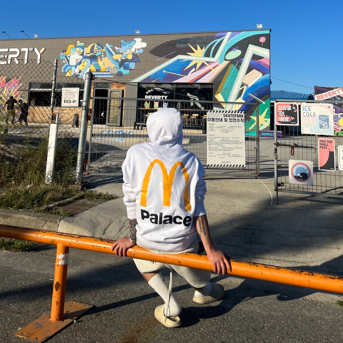 Palace x McDonald's Logo Hood White - 23FW, Essentials The Core Collection Sweatshorts Light Oatmeal 착용 스타일 - 2