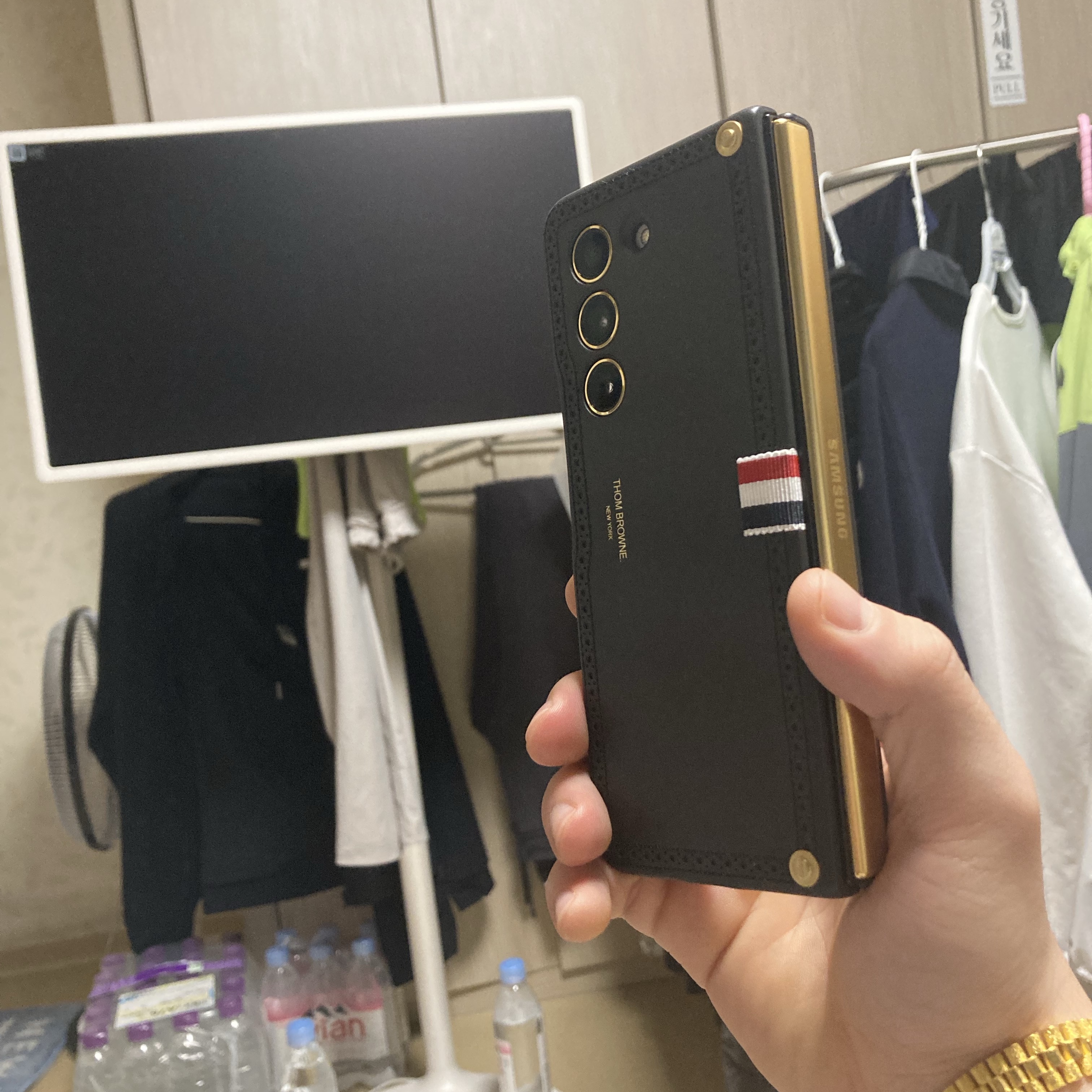 Samsung Galaxy Z Fold5 Thom Browne Edition (Korean Ver.) 착용 스타일