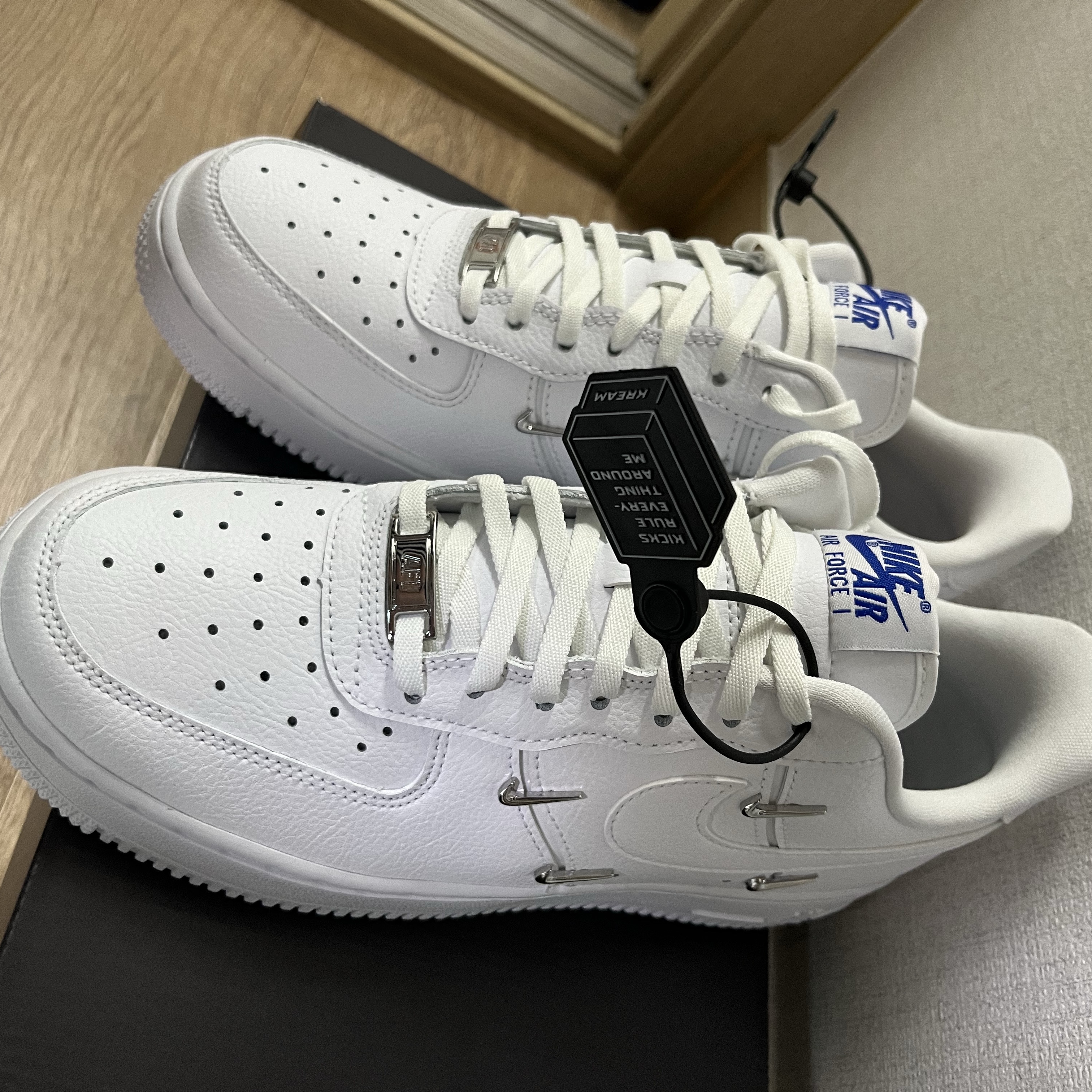 (W) Nike Air Force 1 Low '07 LX Chrome Luxe 착용 스타일 - 1