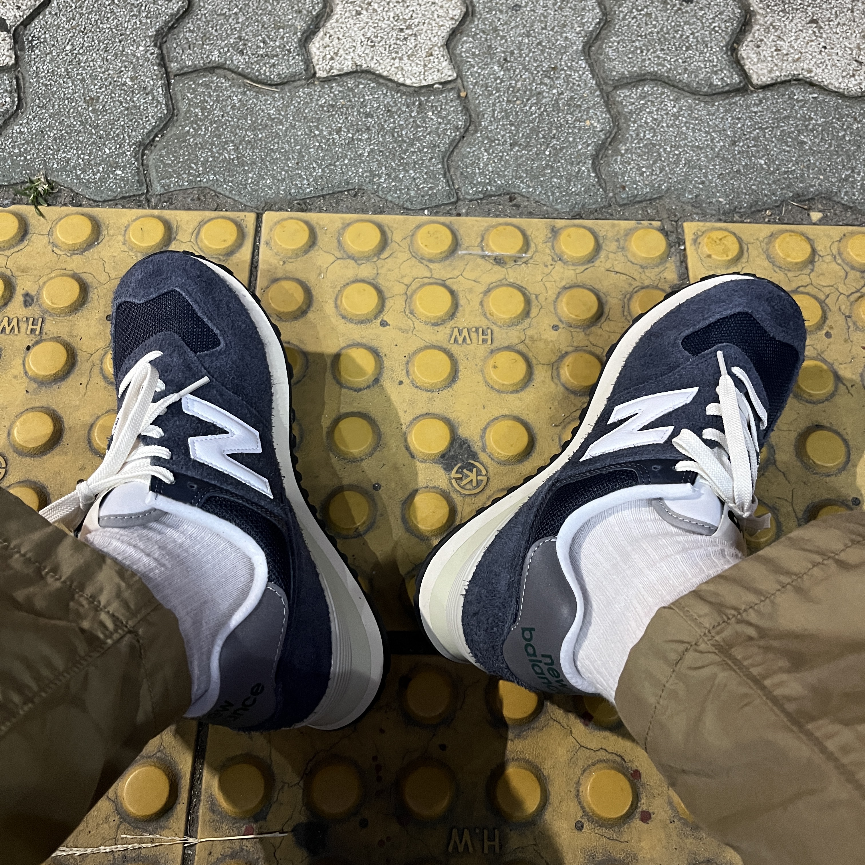 New Balance 574 Heritage Navy 착용 스타일