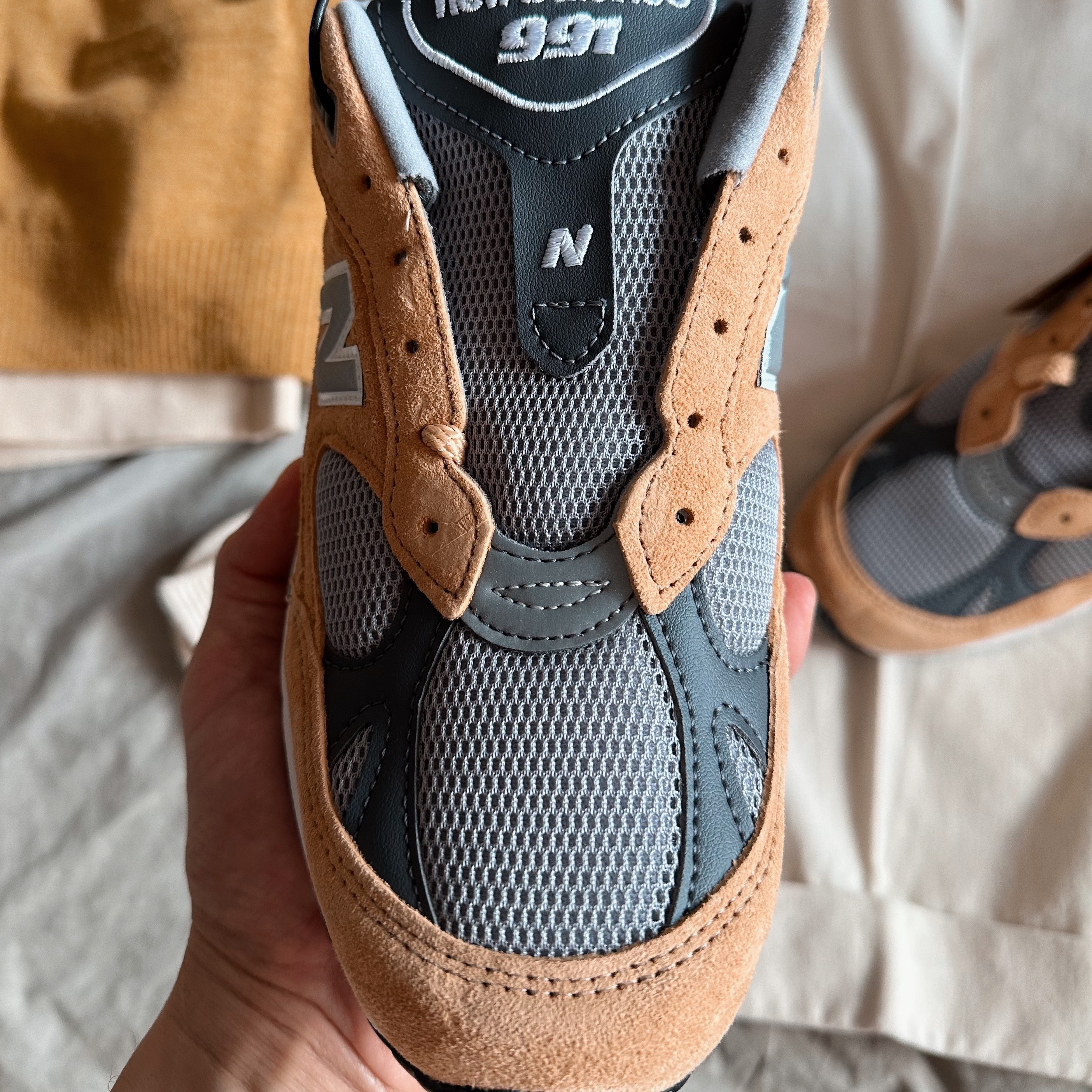 New Balance 991 Made in UK Tan Grey 착용 스타일 - 3