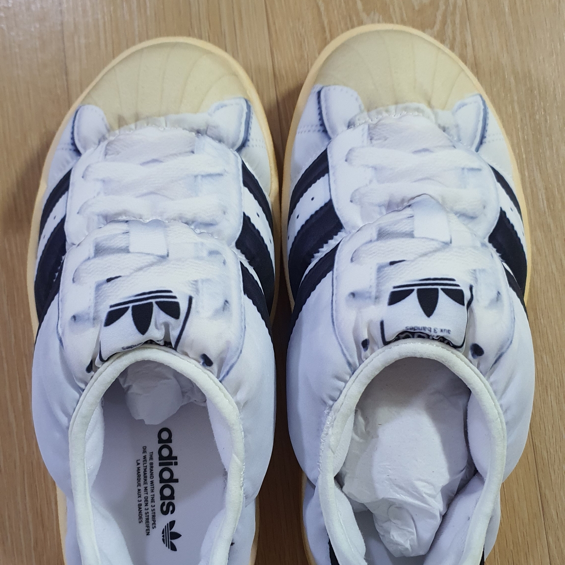 Adidas Puffylette Superstar Cloud White 착용 스타일