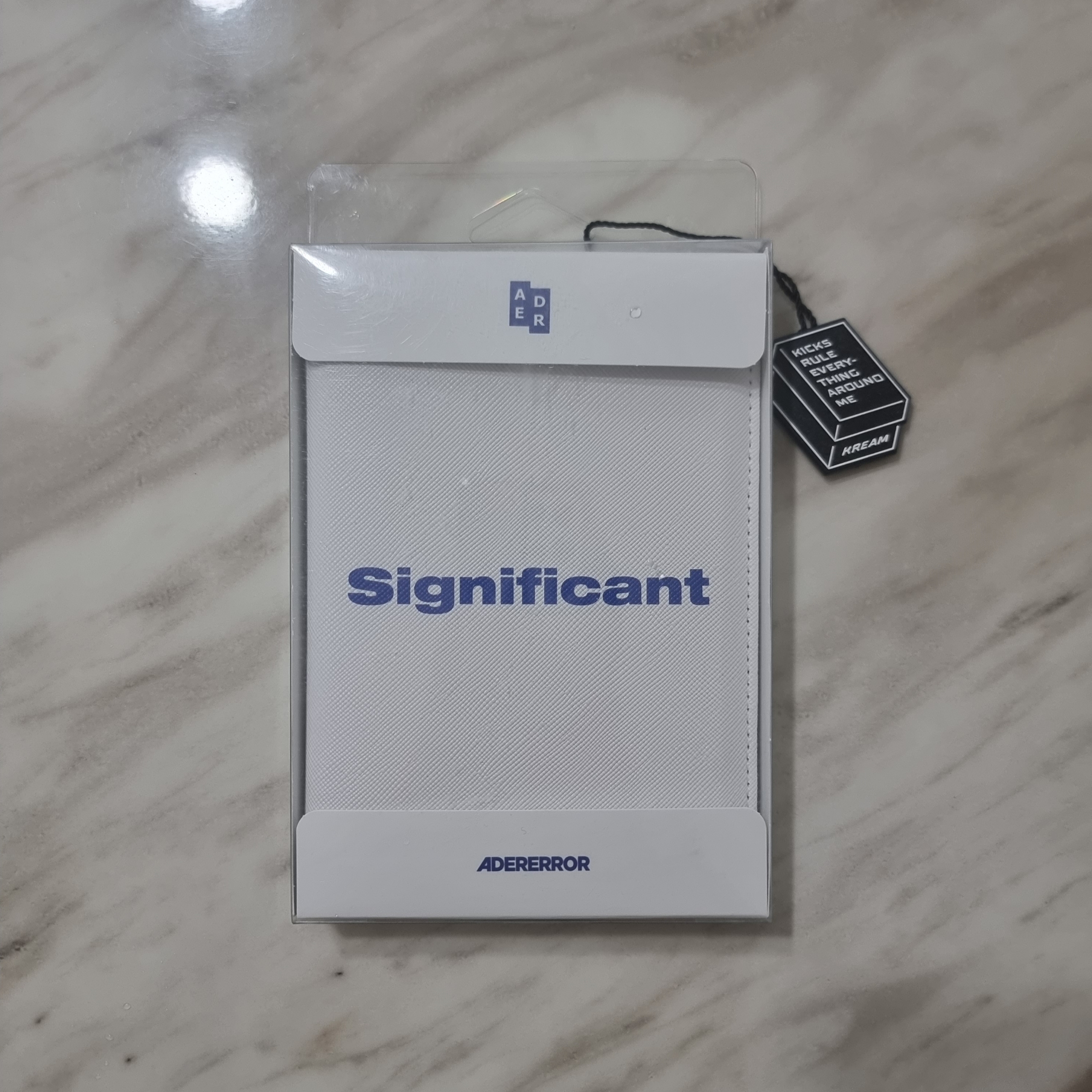 Ader Error Significant Passport Wallet White 착용 스타일 - 2