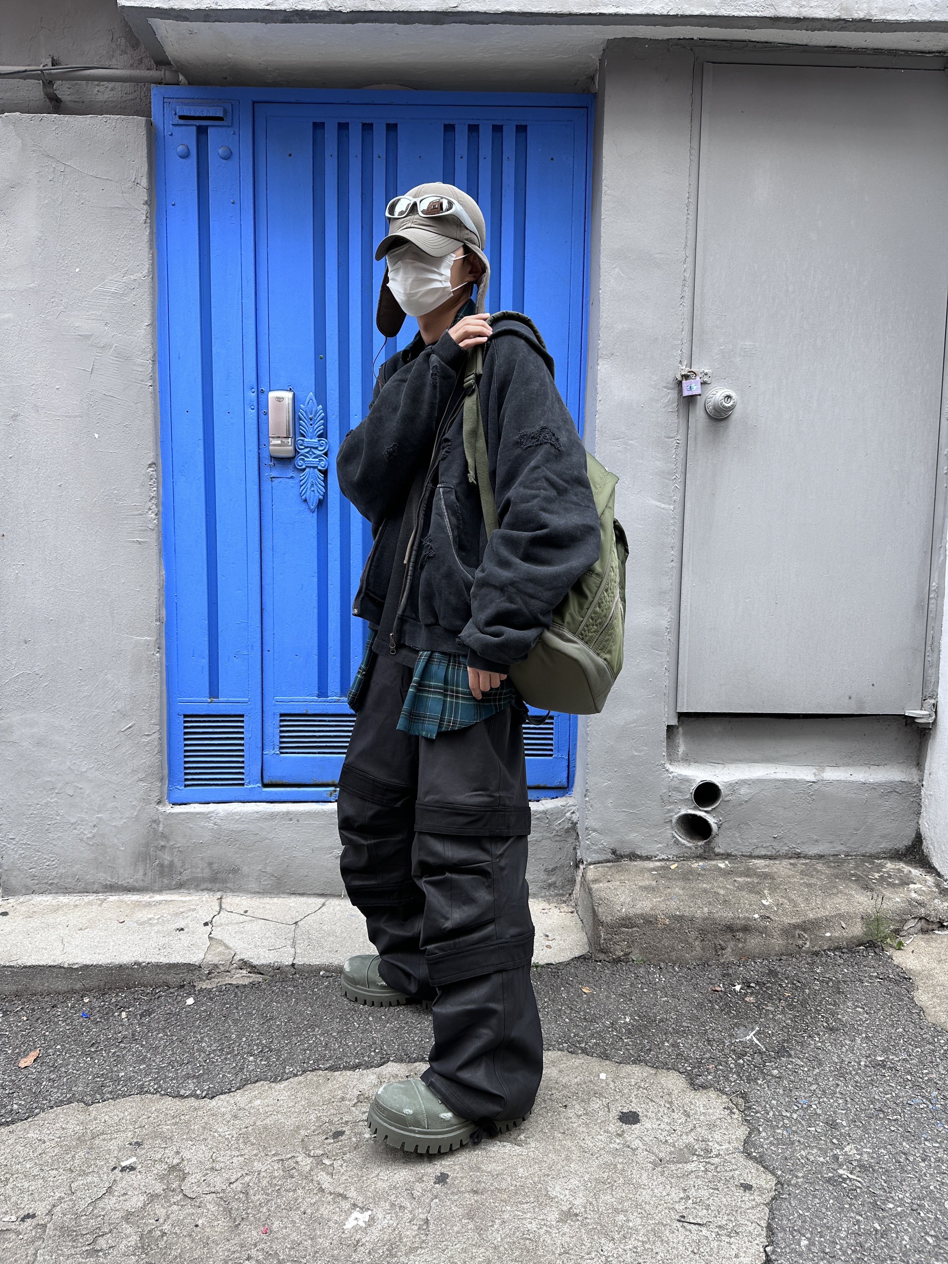 Farfromwhat Far Layered Work Pants Coated Black, Nonnod x Shinsegae Distressed Zip-Up Hoodie Washed Black 착용 스타일 - 2