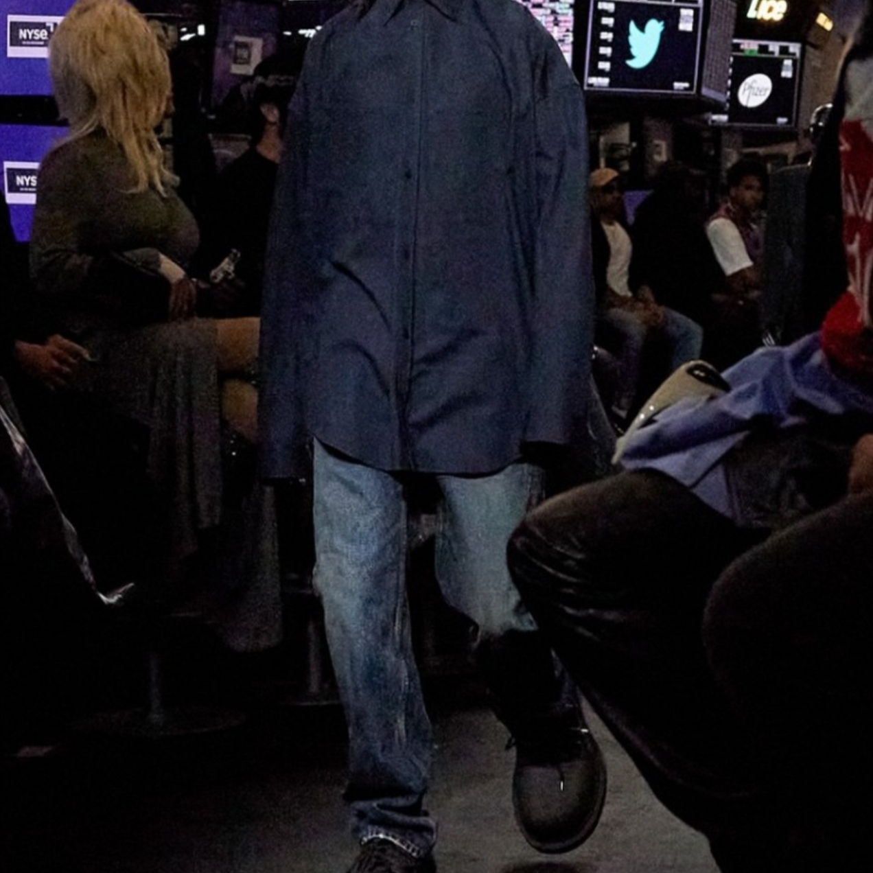 Balenciaga Cocoon Shirt Navy Blue, Balenciaga Relaxed Jeans Navy Blue 착용 스타일 - 3