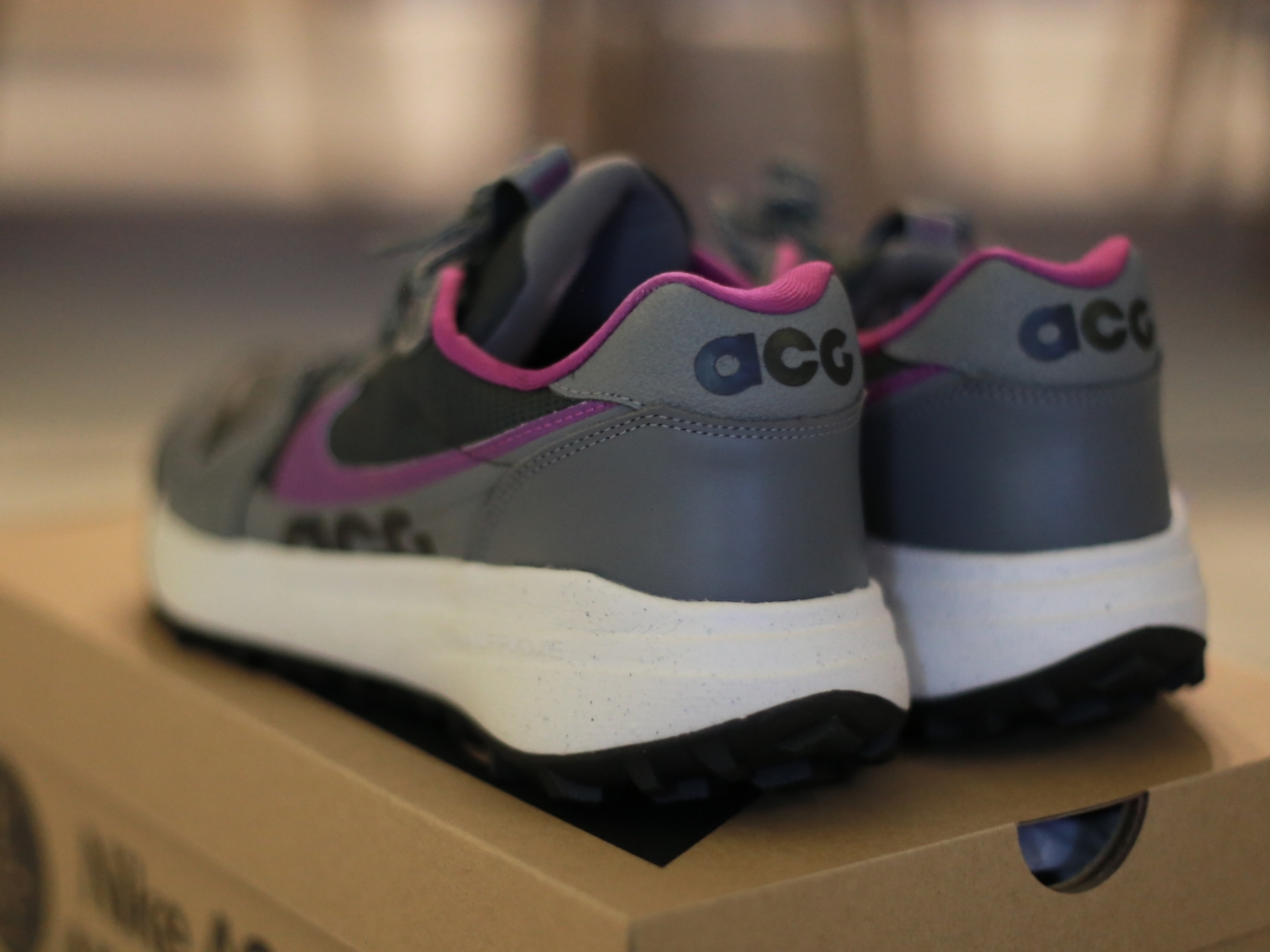Nike ACG Lowcate Smoke Grey Vivid Purple 착용 스타일 - 3