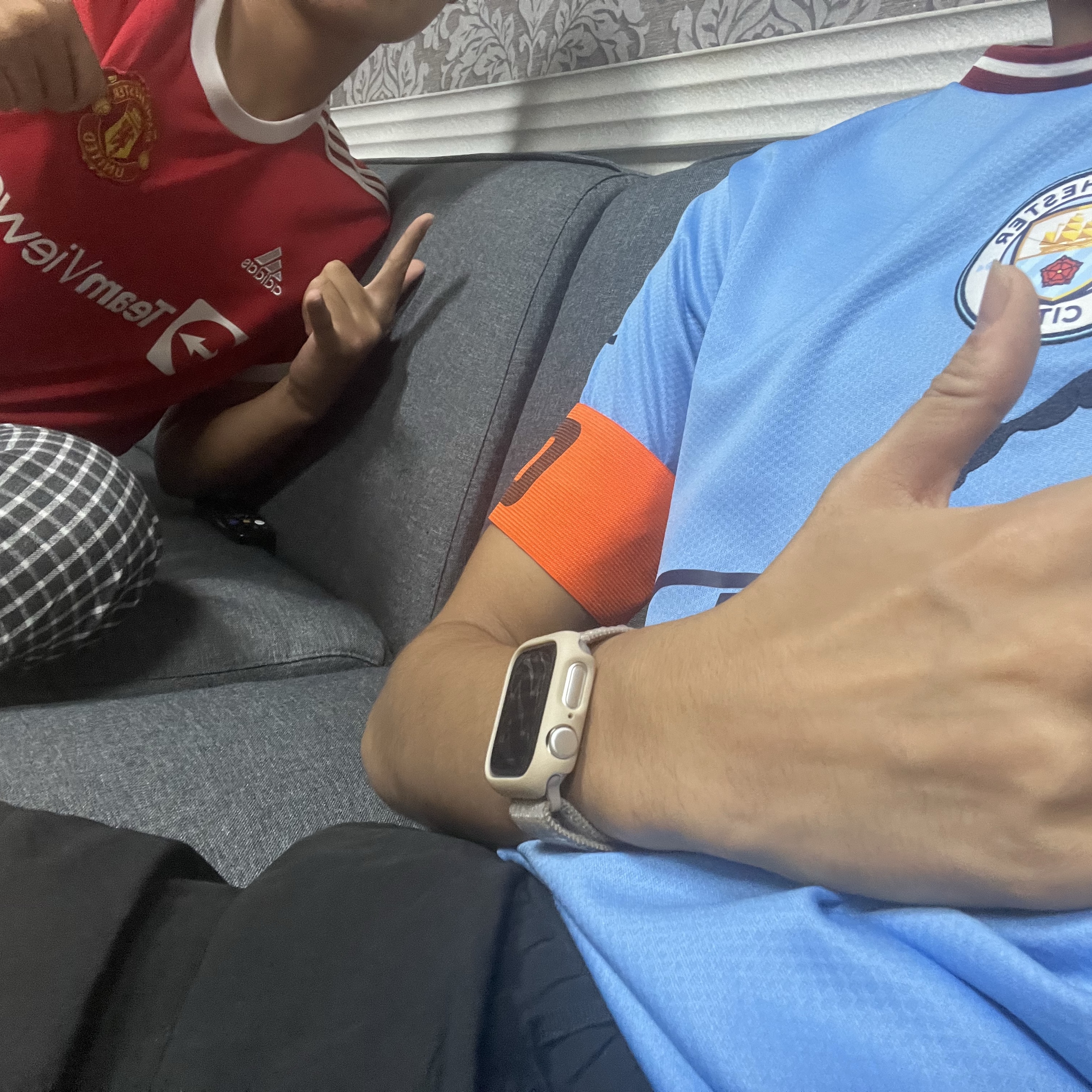 Puma Manchester City 2022/23 Home Jersey Team Light Blue (Non Marking Ver.), Adidas Manchester United 2022/23 Home Jersey Real Red - US Sizing (Non Marking Ver.) 착용 스타일