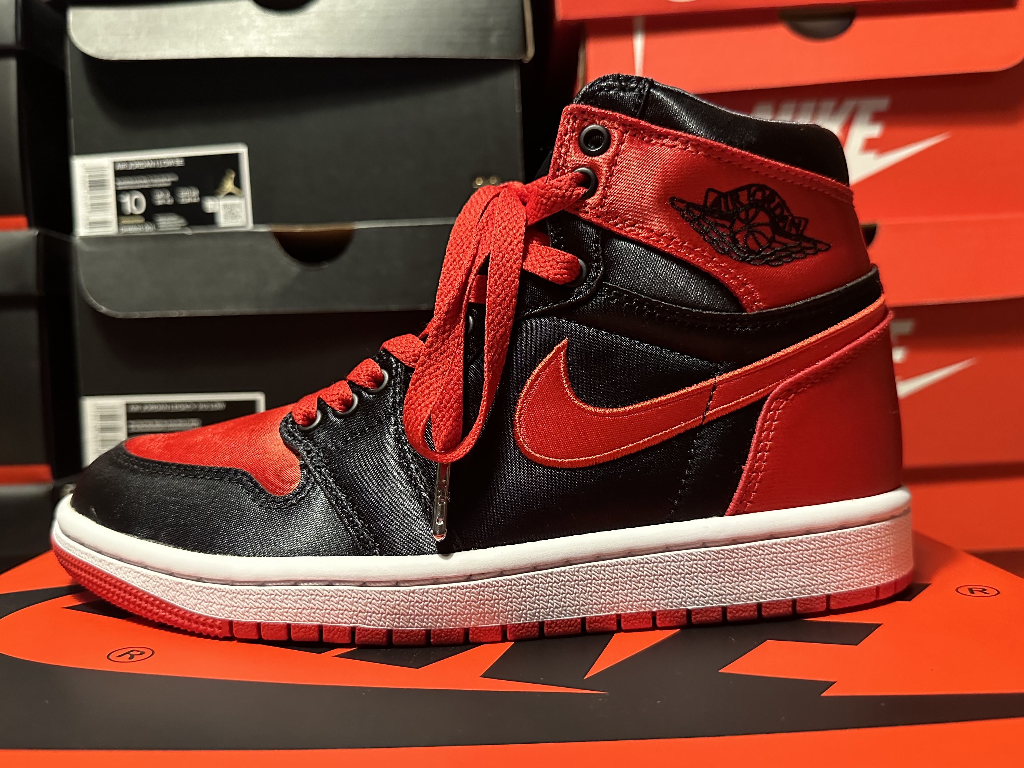 (W) Jordan 1 Retro High OG Satin Bred 착용 스타일 - 4
