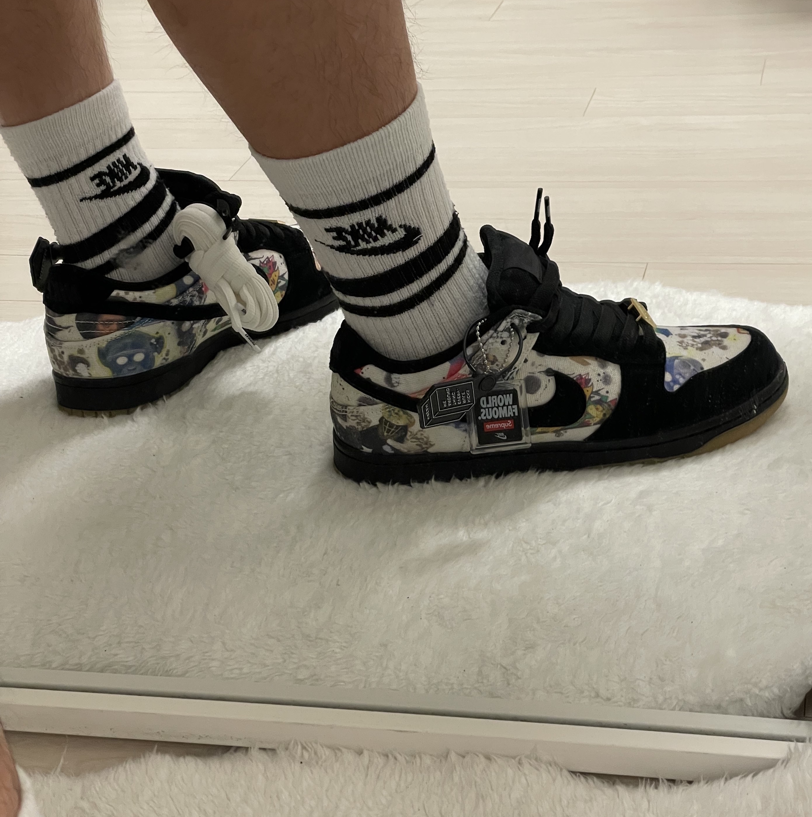 Nike x Supreme SB Dunk Low QS Rammellzee Black 착용 스타일 - 2