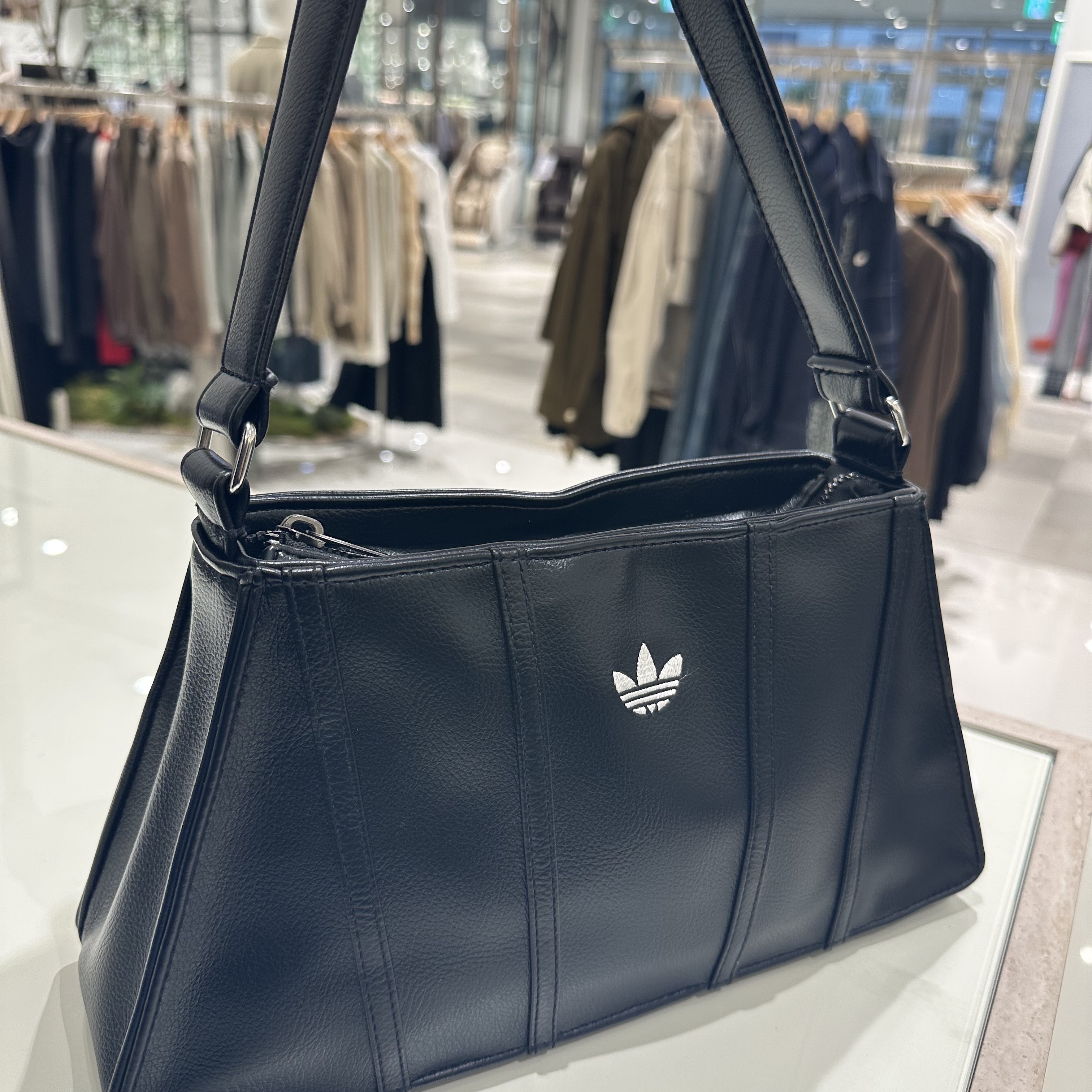 Adidas Mini Airliner Bag Black 착용 스타일 - 1