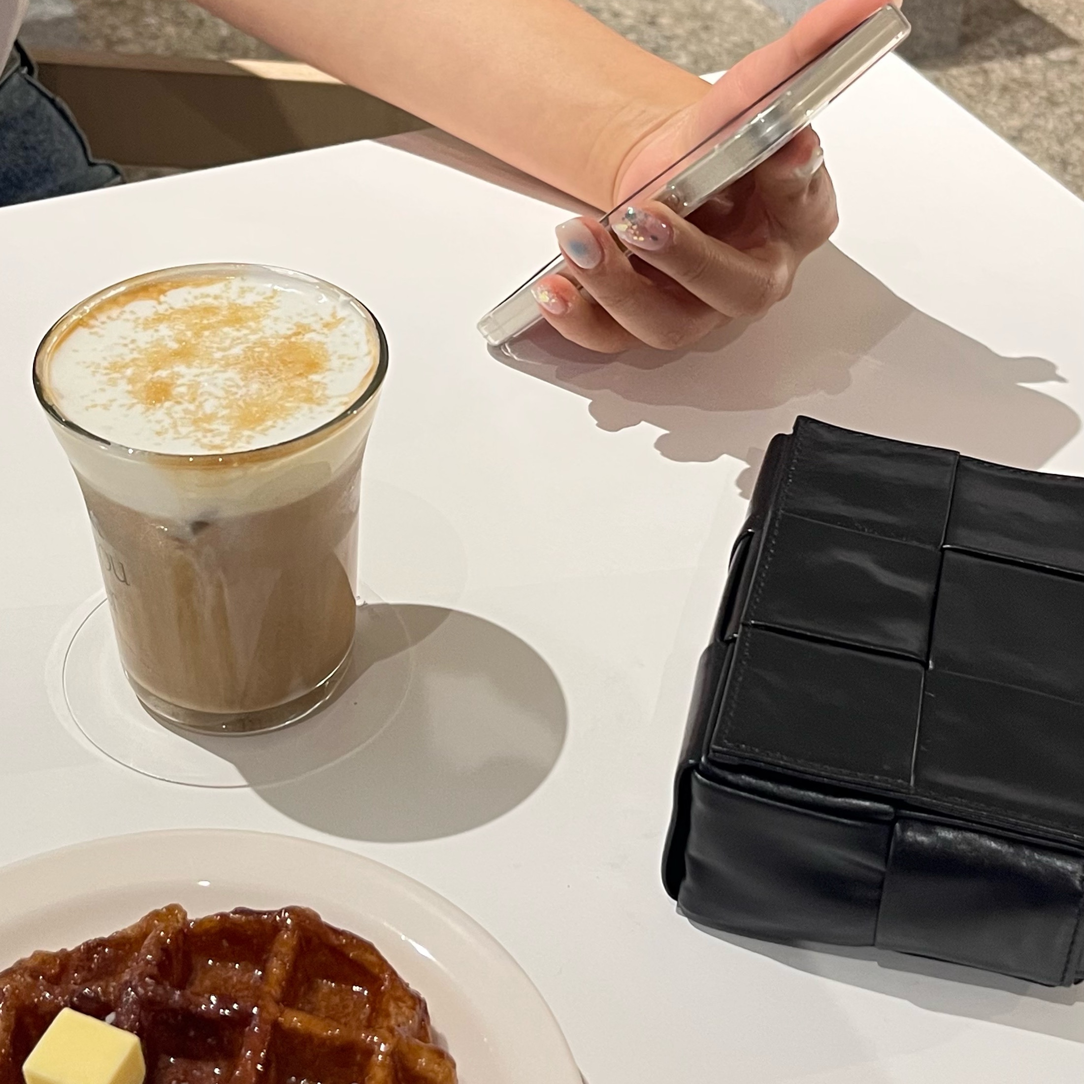 Bottega Veneta Mini Leather Cassette Black 착용 스타일