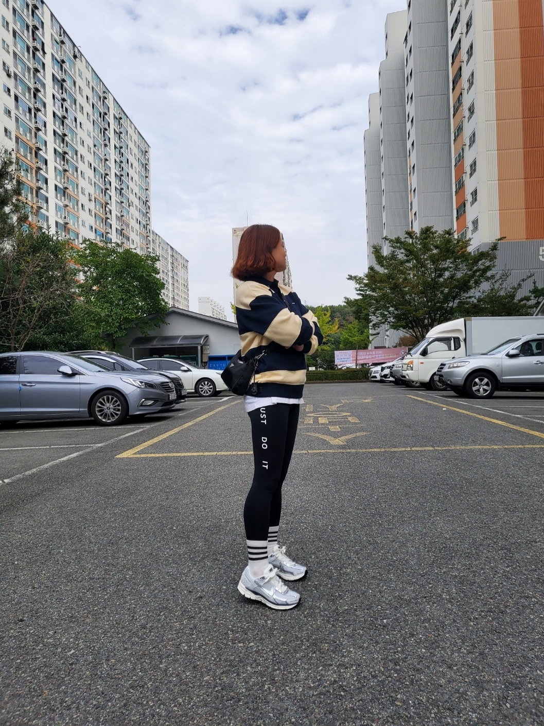 (W) Nike Zoom Vomero 5 Photon Dust and Metallic Silver 착용 스타일