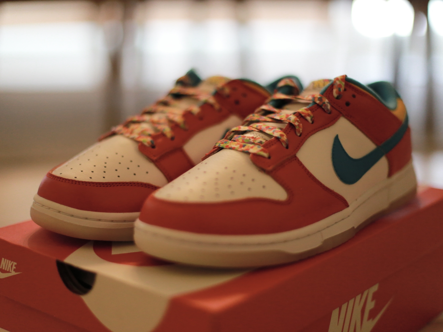 Nike x LeBron James x Fruity Pebbles Dunk Low QS Habanero Red 착용 스타일 - 2