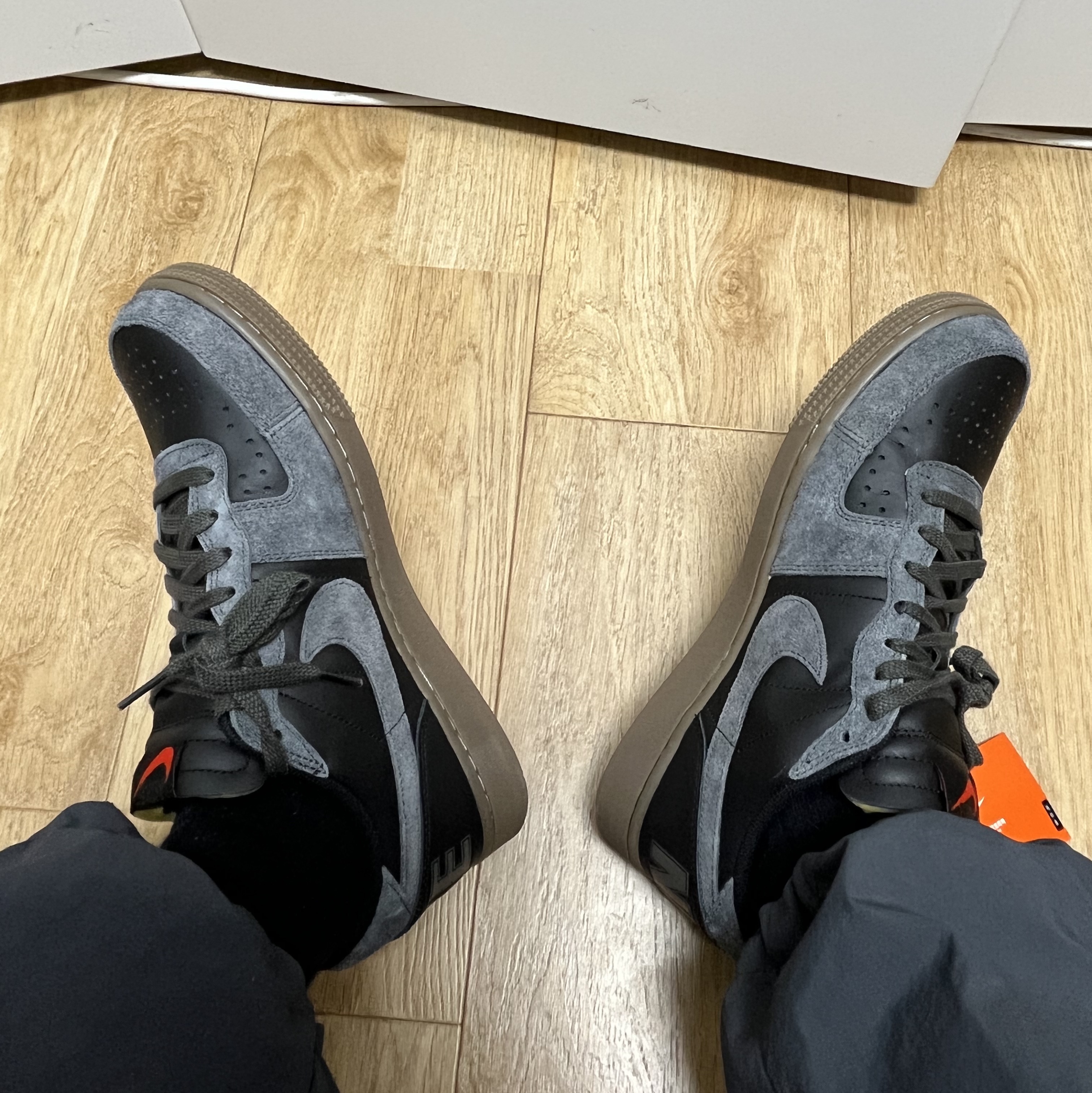 Nike Terminator Low Black Medium Ash 착용 스타일 - 2