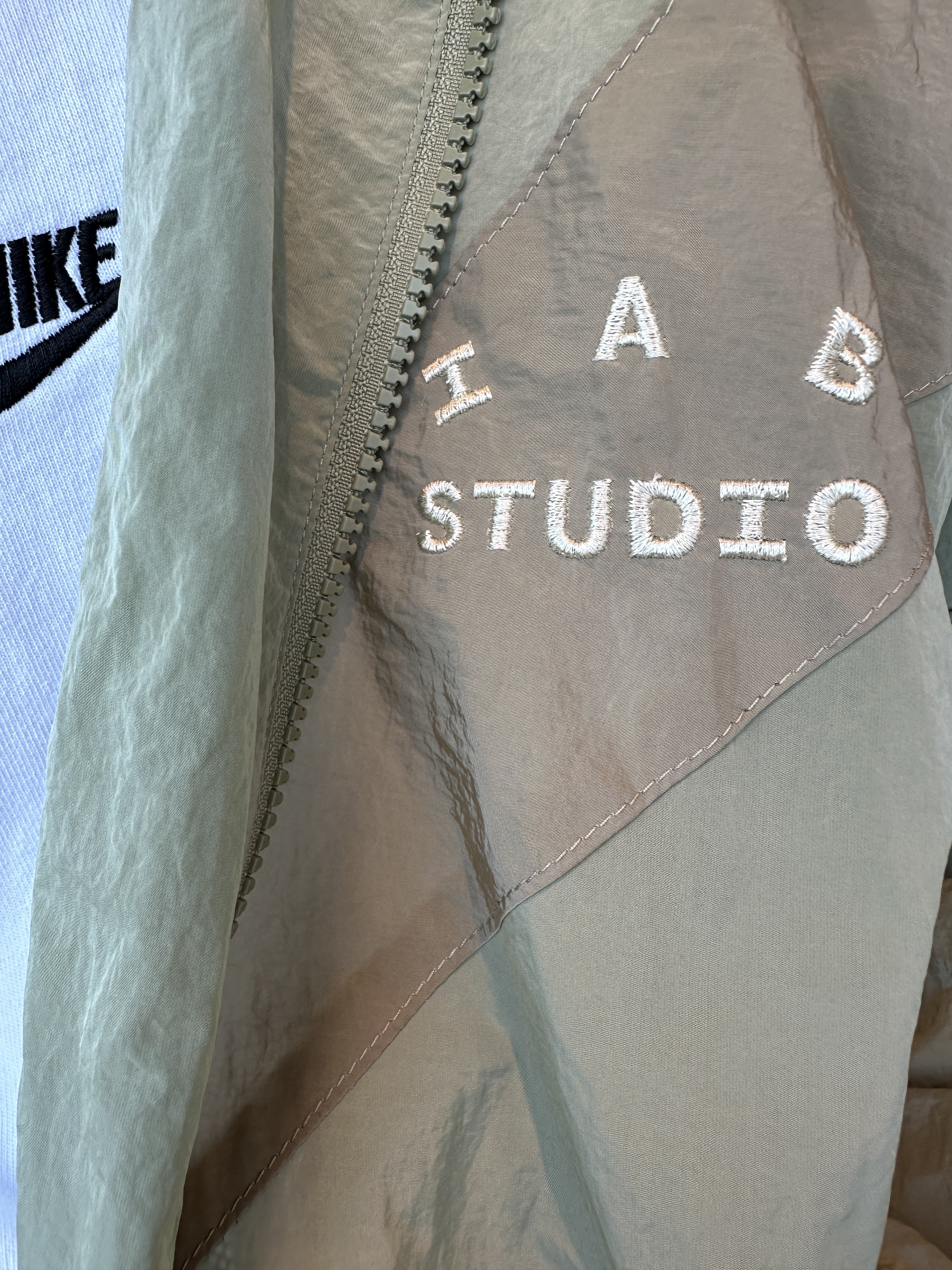 IAB Studio x D.P. Track Top Tea Green Mud 착용 스타일