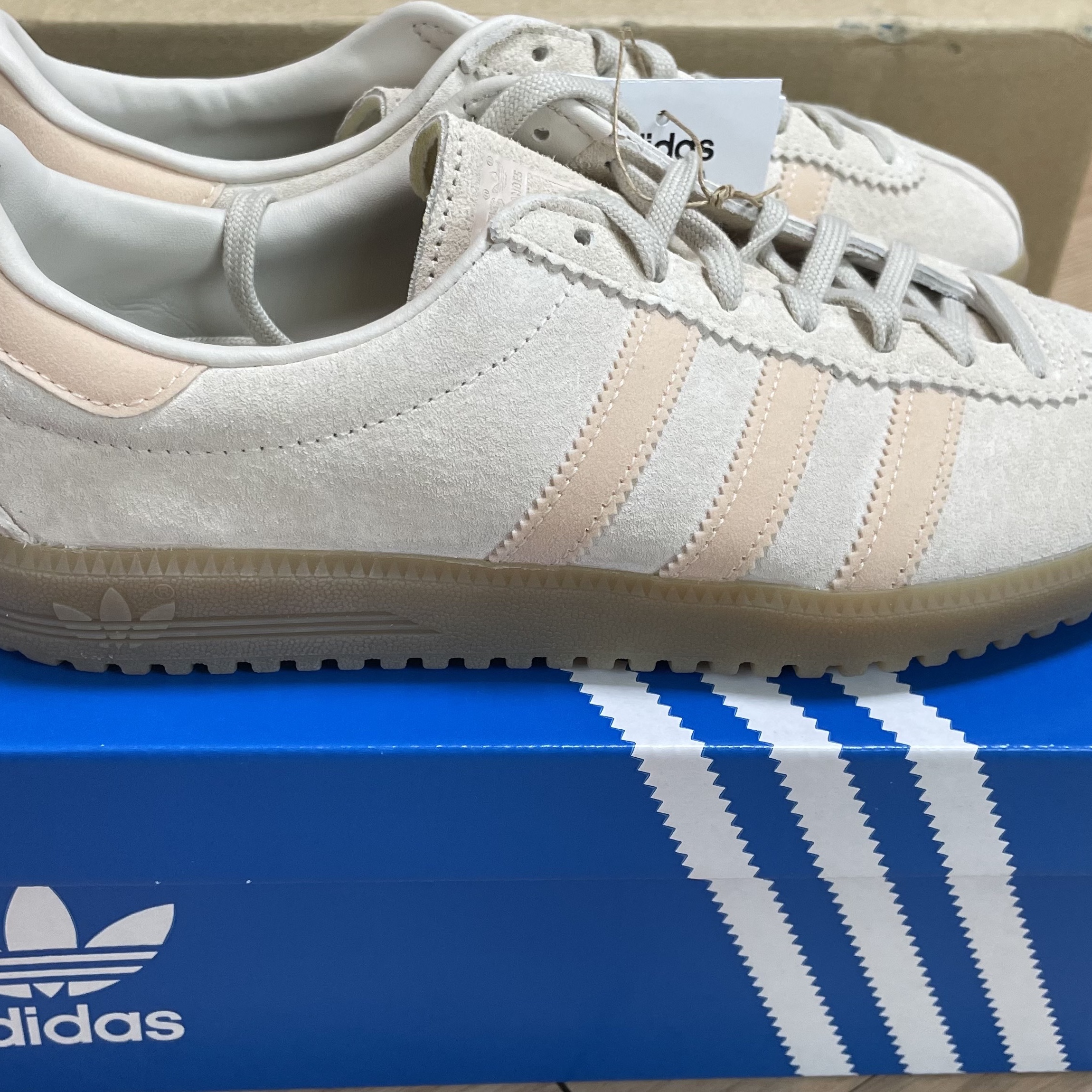 Adidas Bermuda Wonder White 착용 스타일