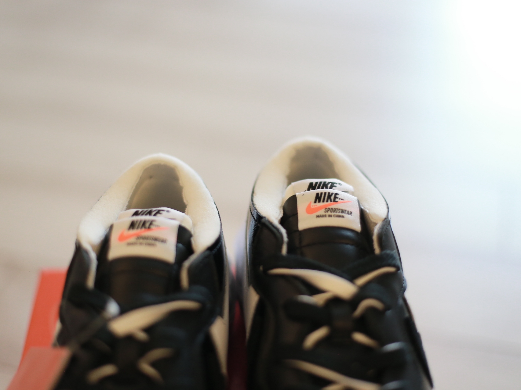 Nike x Sacai Blazer Low Black Patent Leather 착용 스타일 - 5