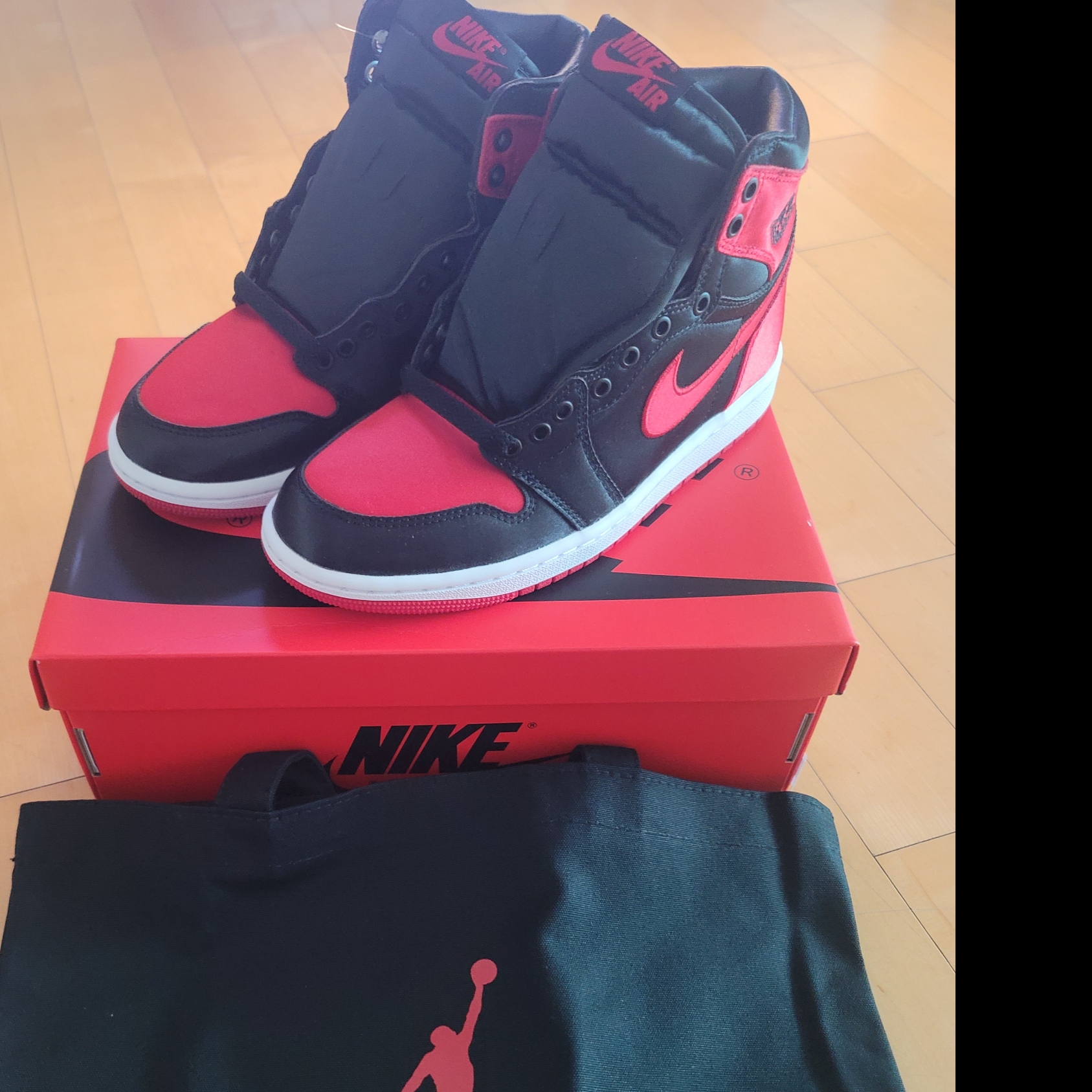 (W) Jordan 1 Retro High OG Satin Bred 착용 스타일 - 2