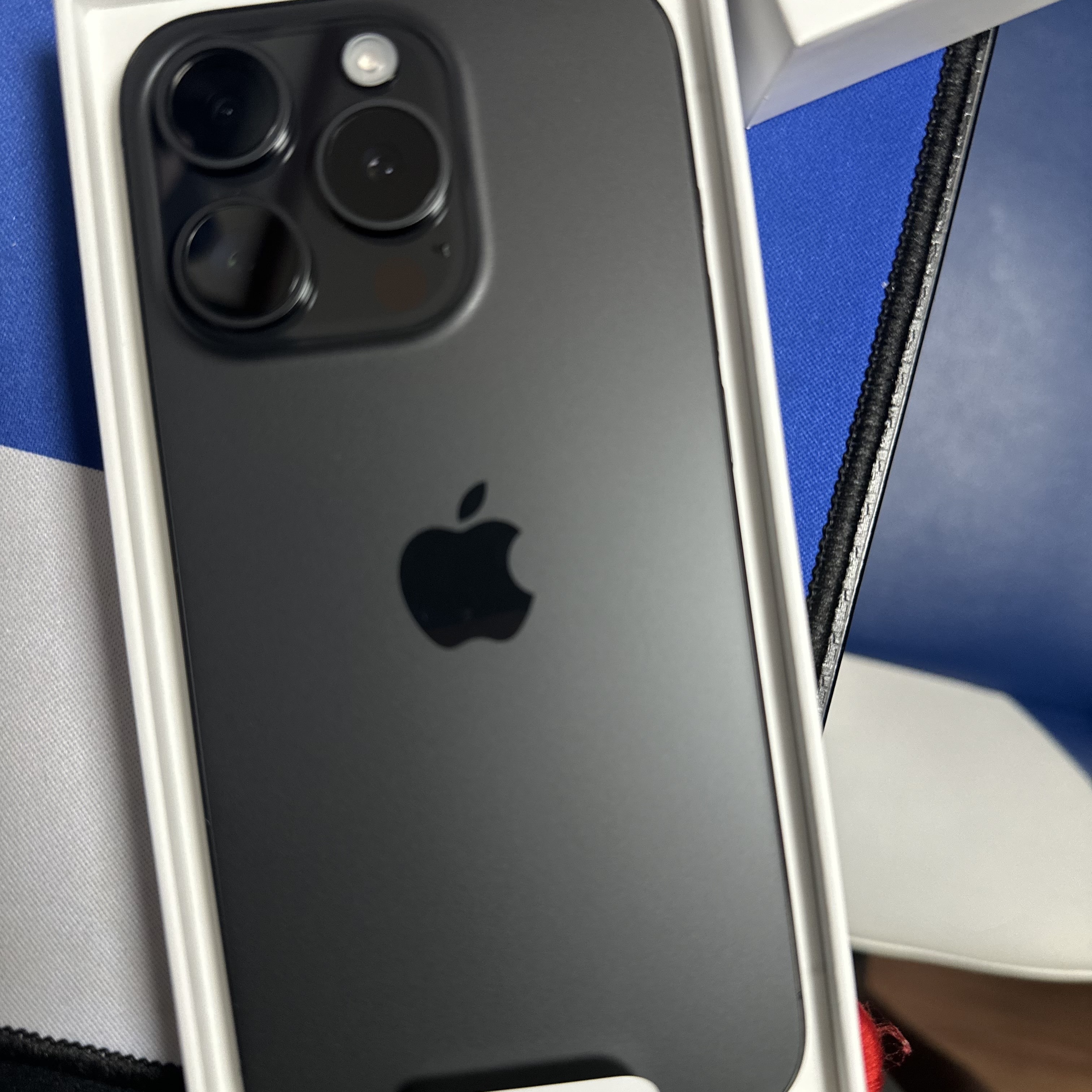 Apple iPhone 15 Pro 128GB Black Titanium (Korean Ver.) 착용 스타일 - 2