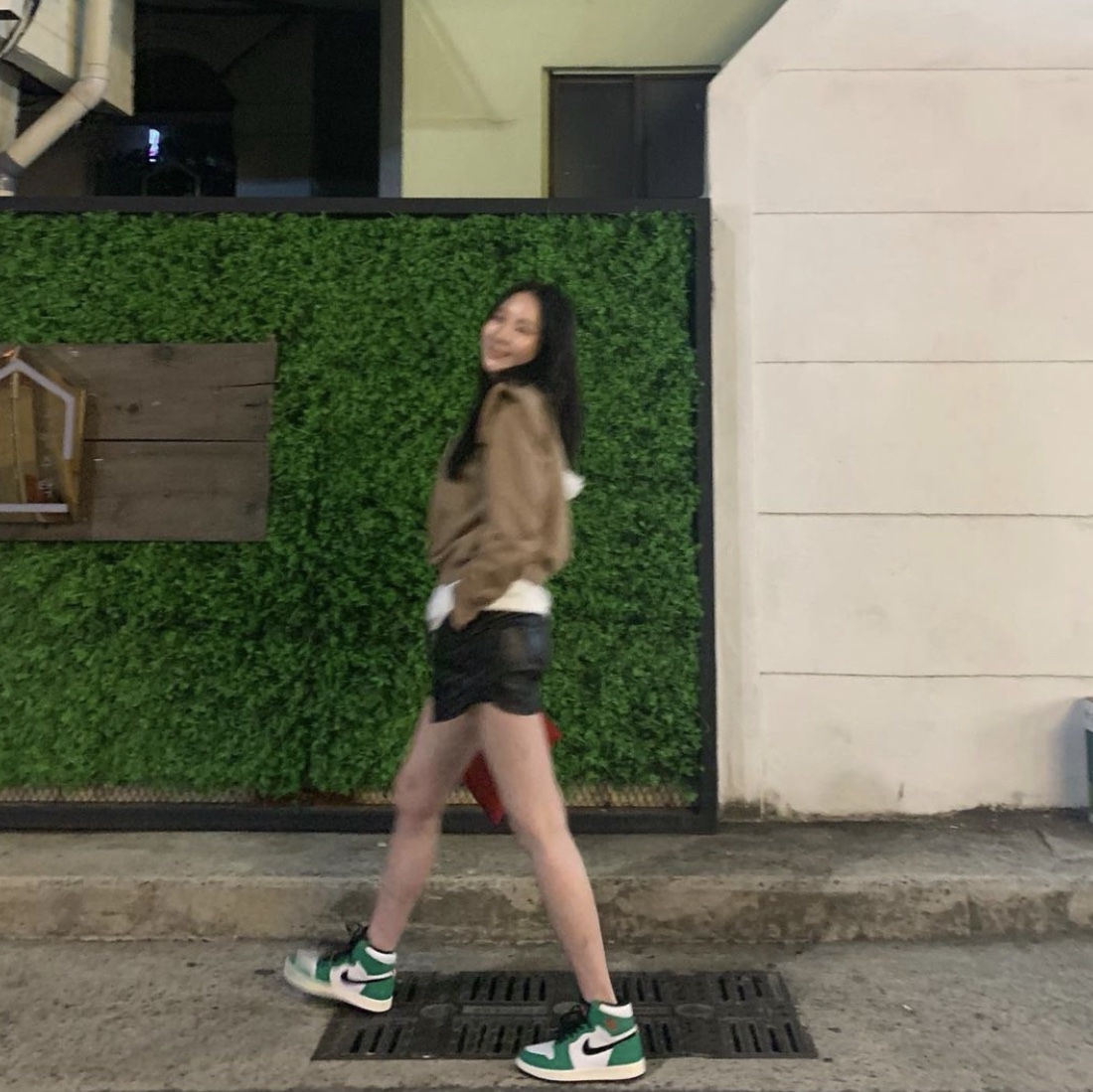 (W) Jordan 1 Retro High OG Lucky Green 착용 스타일 - 2
