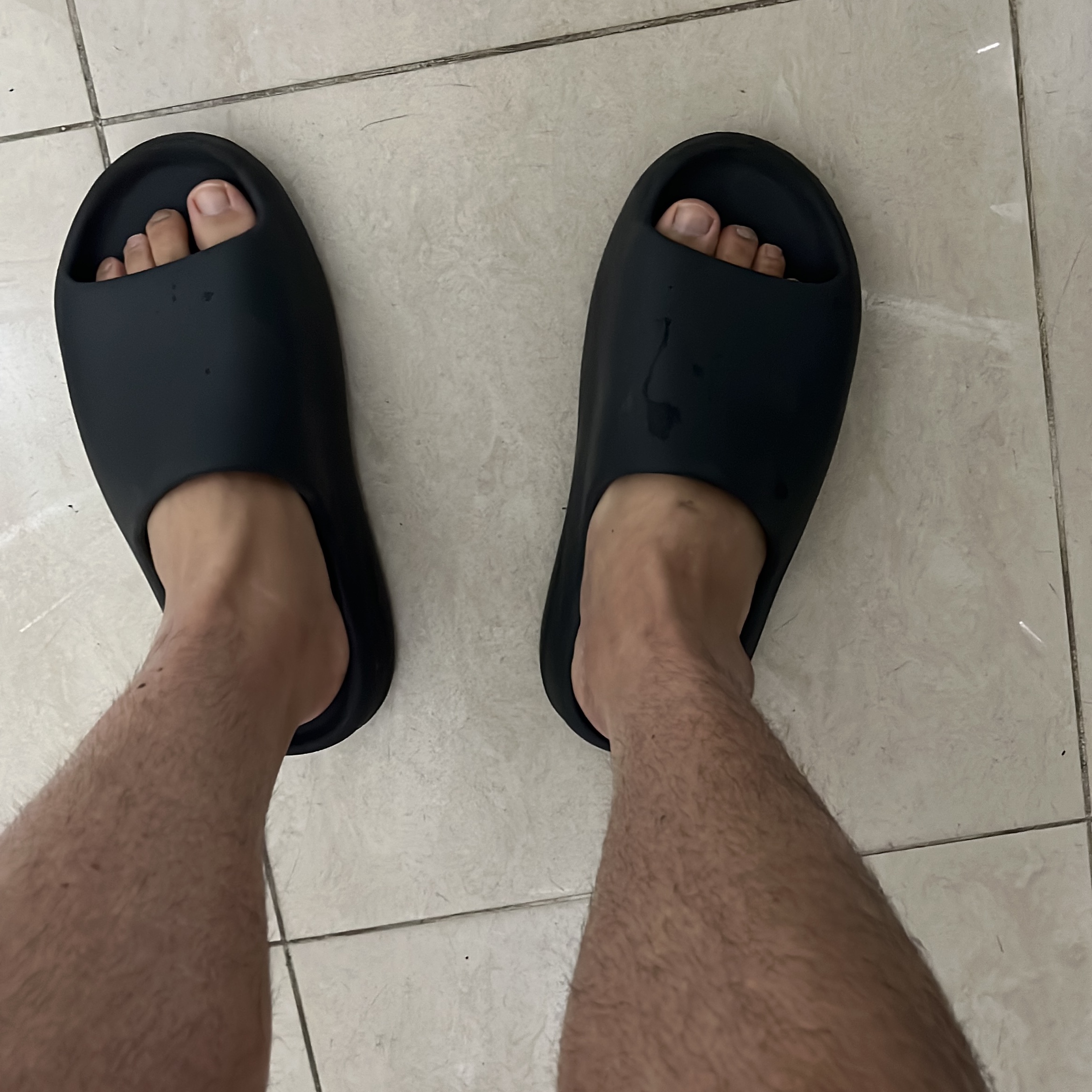 Adidas Yeezy Slide Onyx 착용 스타일