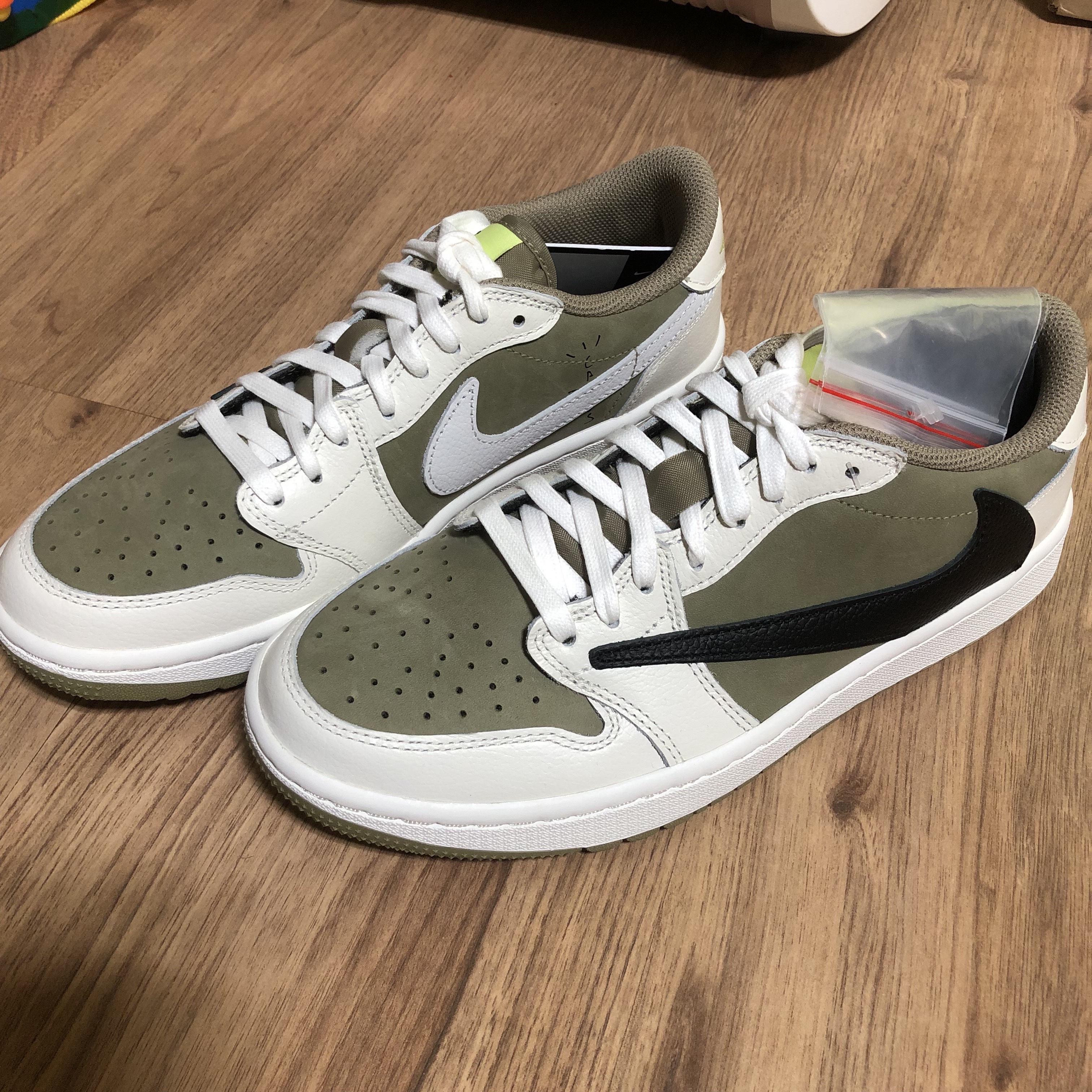 Jordan 1 x Travis Scott Retro Low Golf NRG Neutral Olive 착용 스타일 - 1