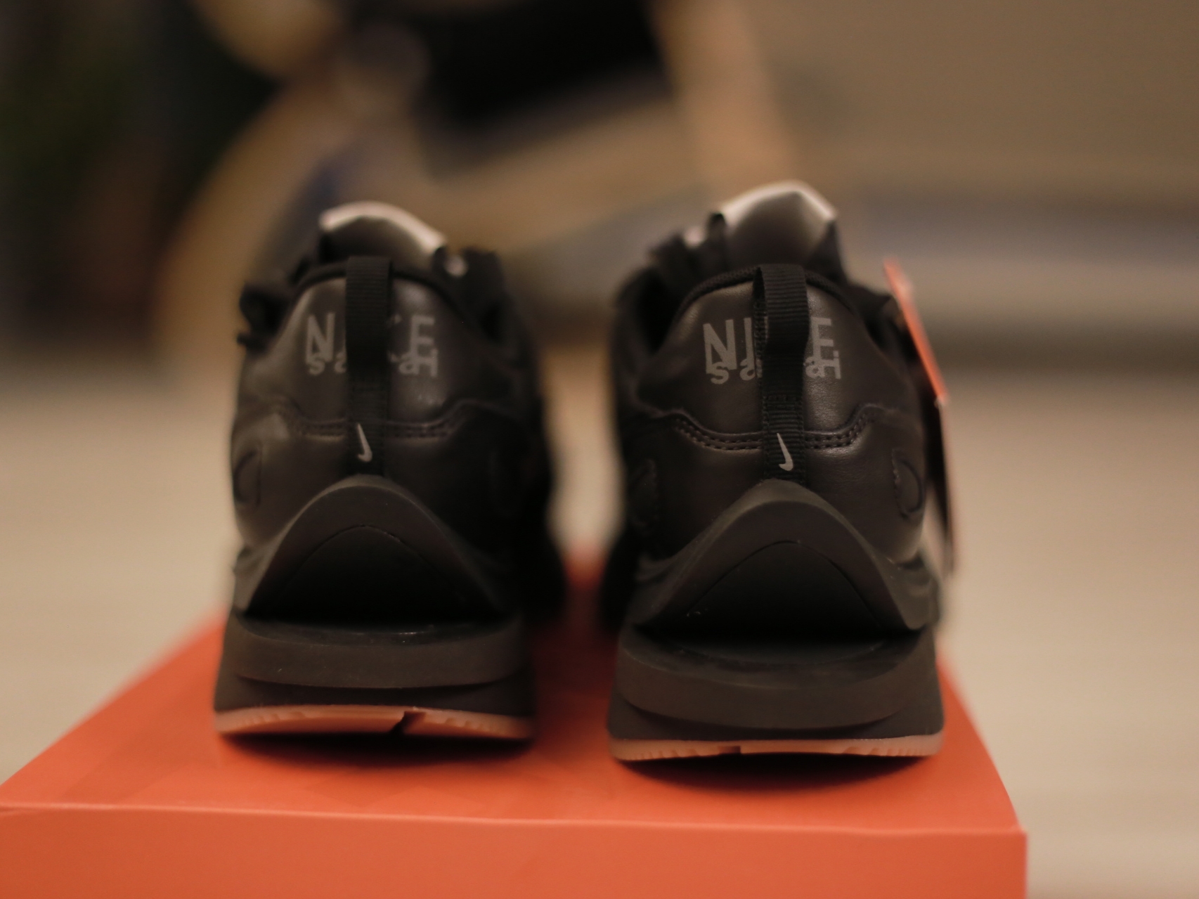 Nike x Sacai VaporWaffle Black and Gum 착용 스타일 - 5