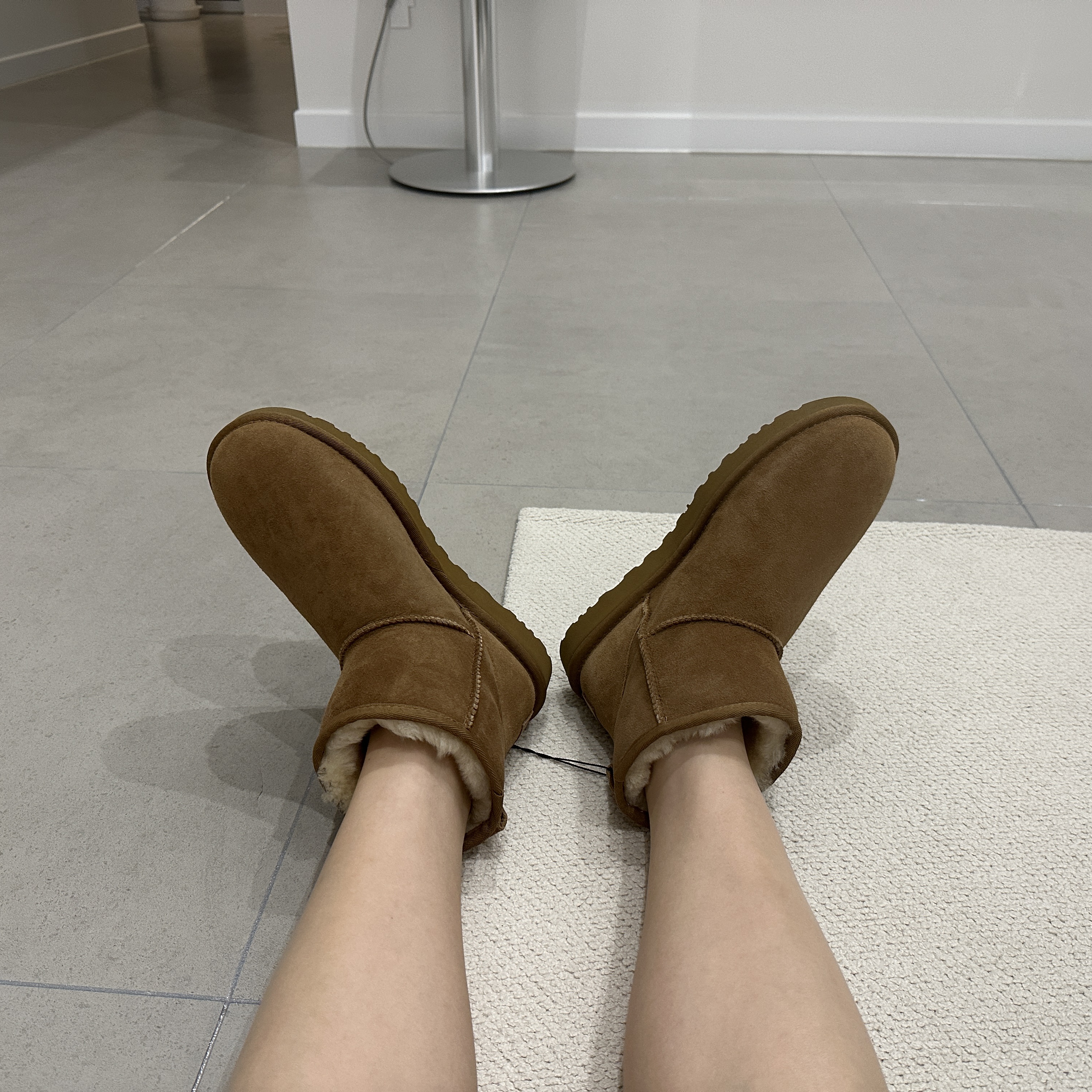 (W) UGG Classic Mini II Boots Chestnut 착용 스타일 - 2