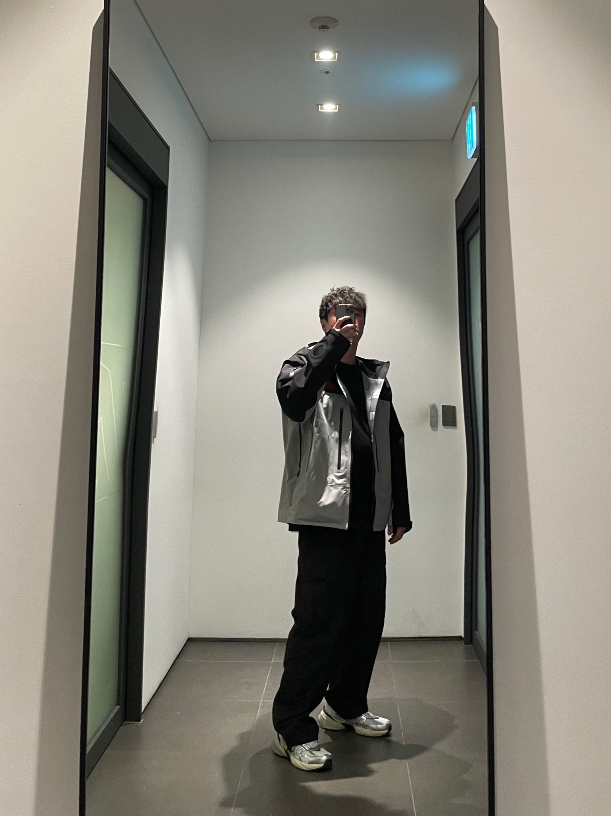 Nike V2K Run Summit White Metallic Silver, Supreme x The North Face Taped Seam Shell Jacket Grey - 22FW 착용 스타일