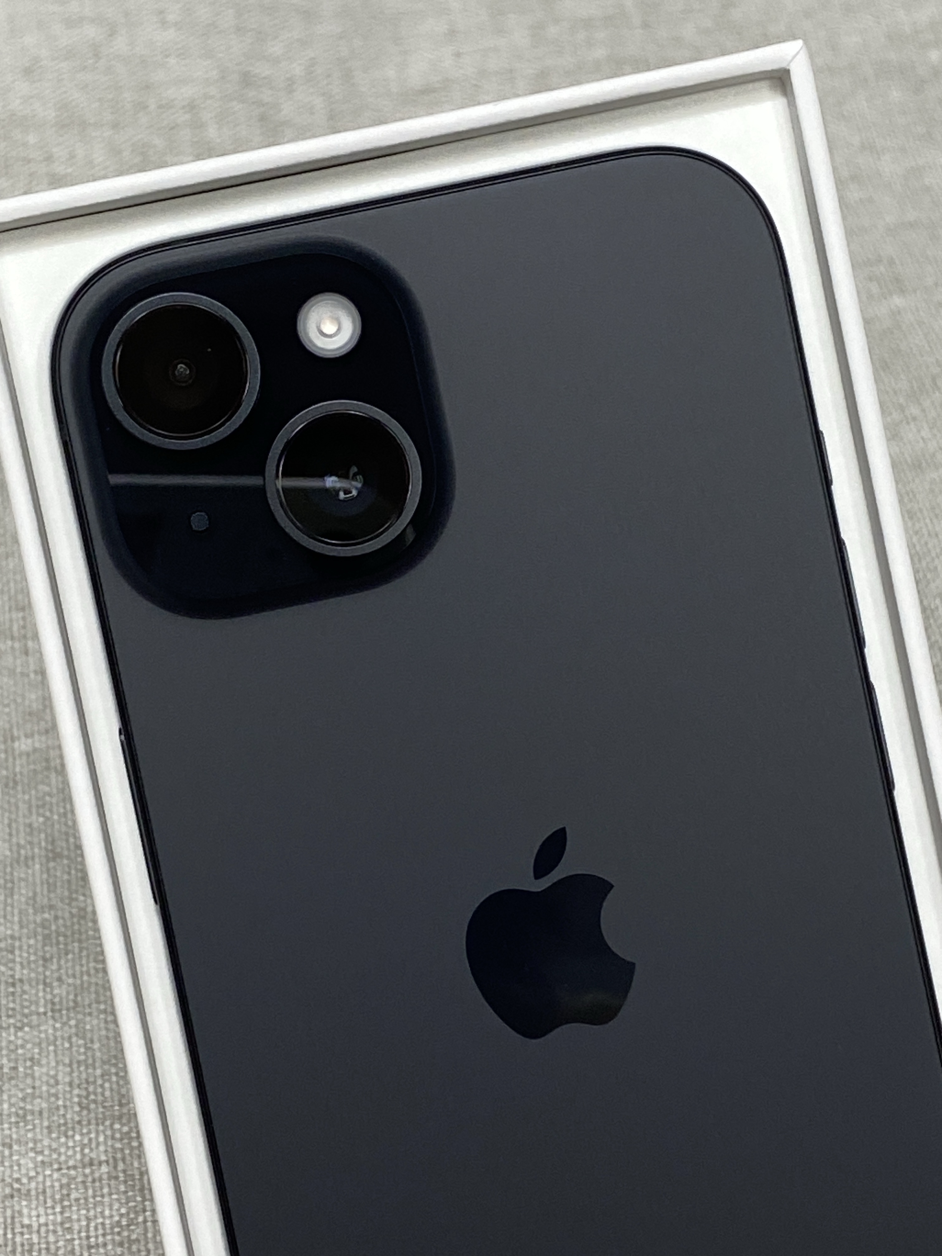 Apple iPhone 15 128GB Black (Korean Ver.) 착용 스타일 - 1