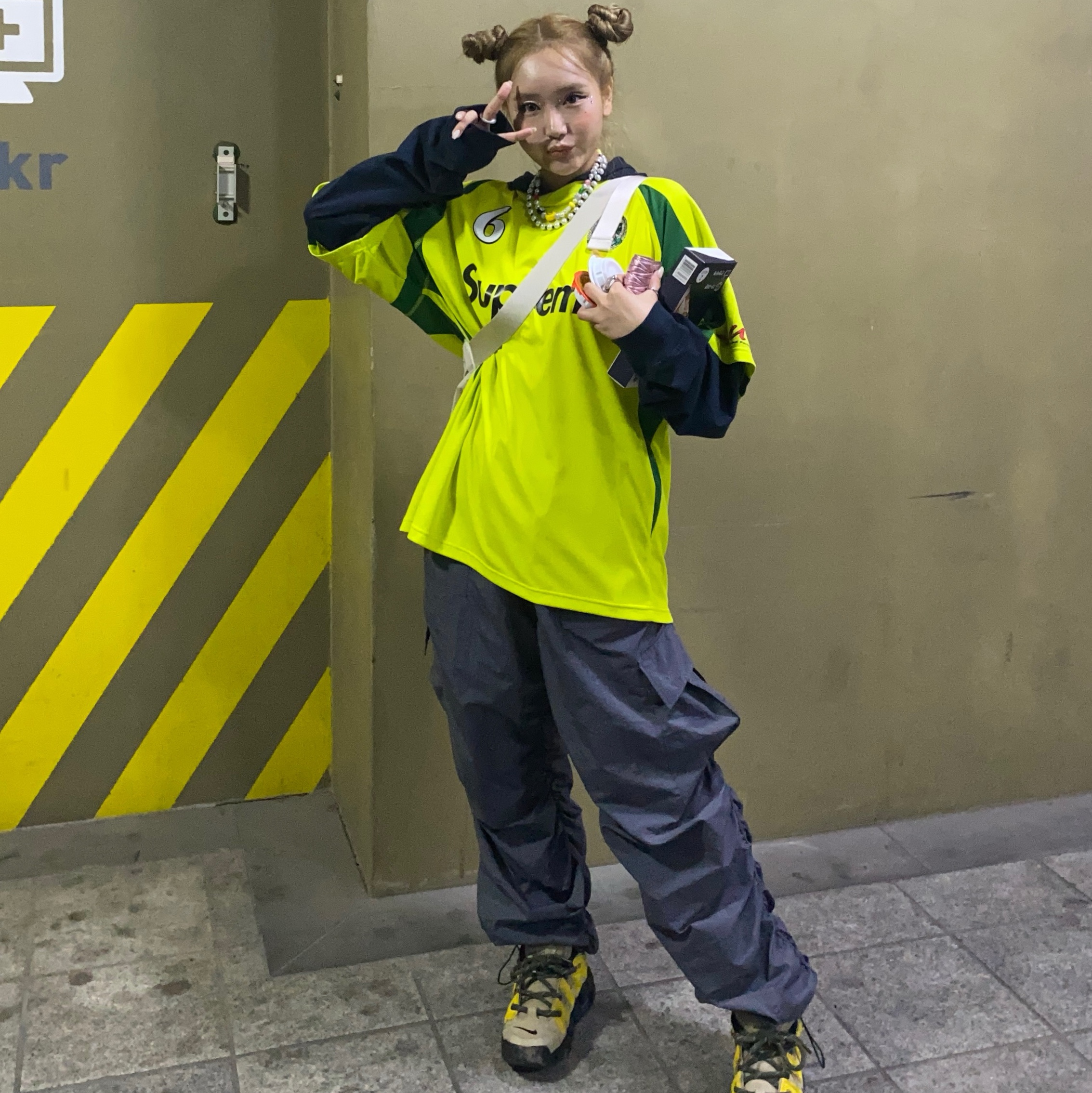 Supreme Hooded Soccer Jersey Bright Green - 23FW, Nike x Ambush Air More Uptempo Low Vivid Sulfur and Limestone 착용 스타일 - 1