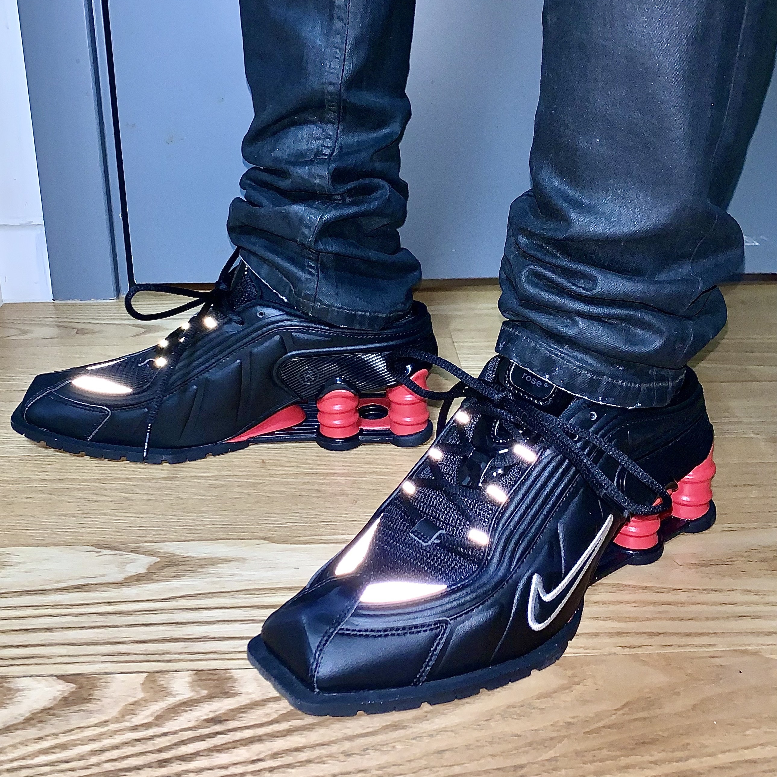 Nike x Martine Rose Shox MR4 Black 착용 스타일 - 1