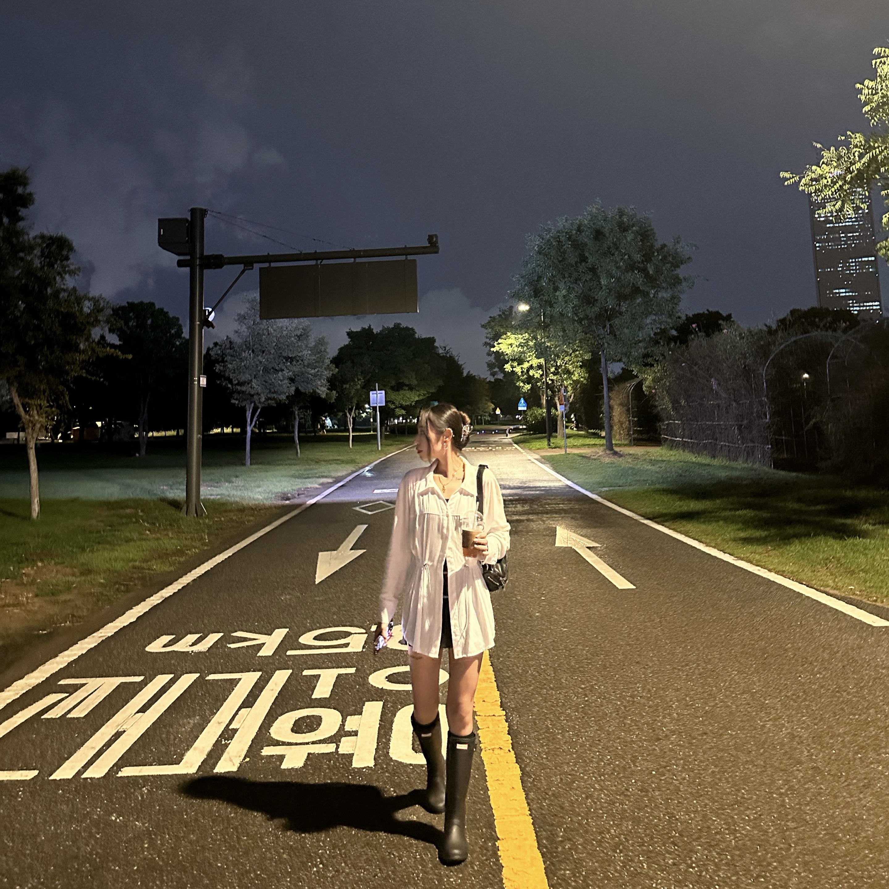 (W) Hunter Original Tall Rain Boots Black, (W) Bohemian Seoul Open Collar String Shirt Ivory 착용 스타일