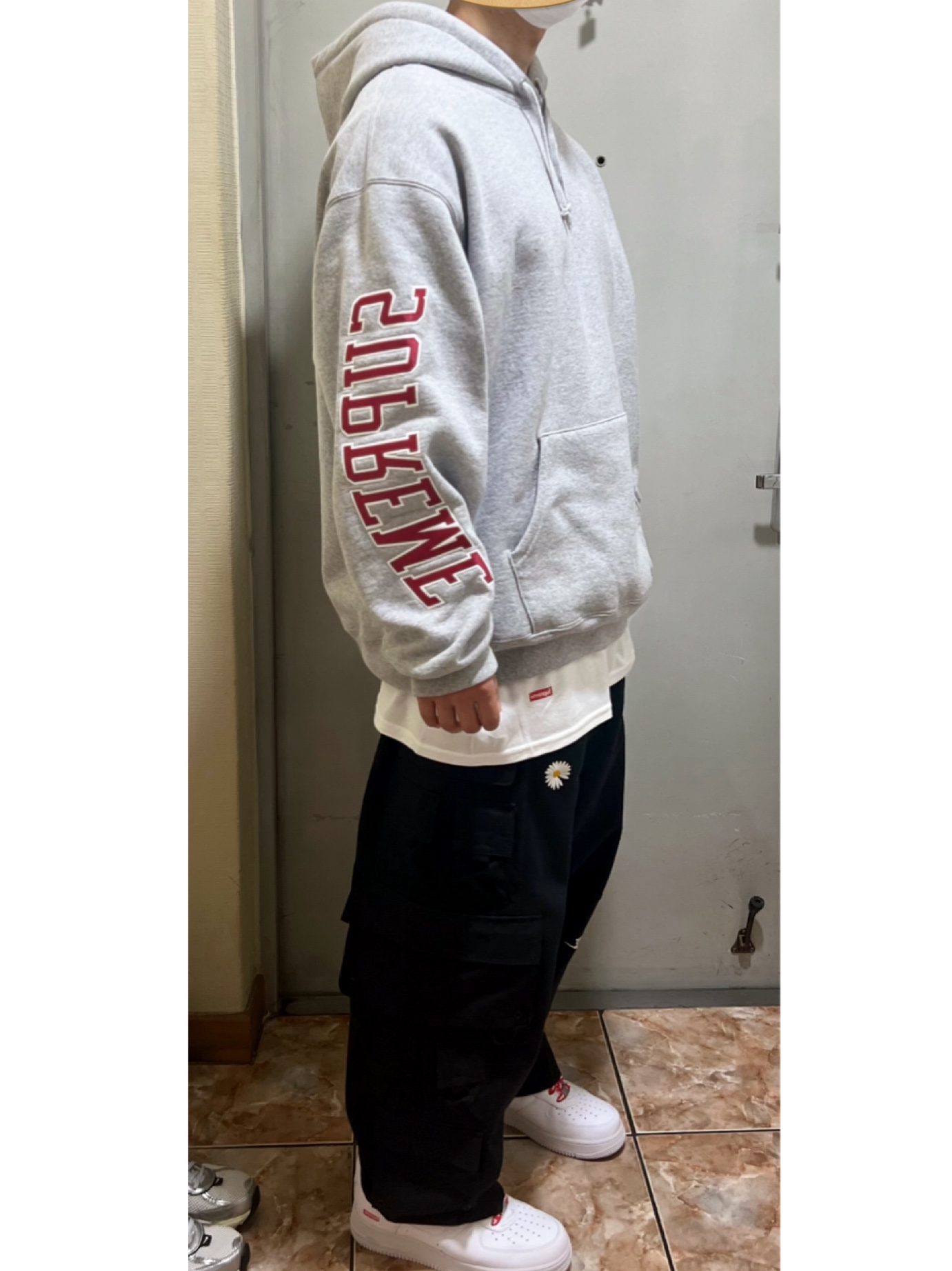 Supreme Sleeve Arc Hooded Sweatshirt Heather Grey - 23FW, Supreme Hanes Tagless T-Shirt White (3 Pack) 착용 스타일 - 1