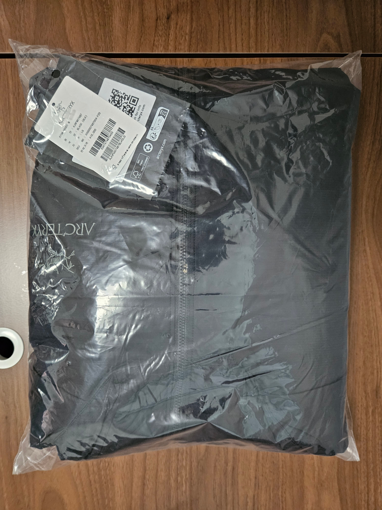 Arc'teryx Atom Hoody Black 착용 스타일 - 2