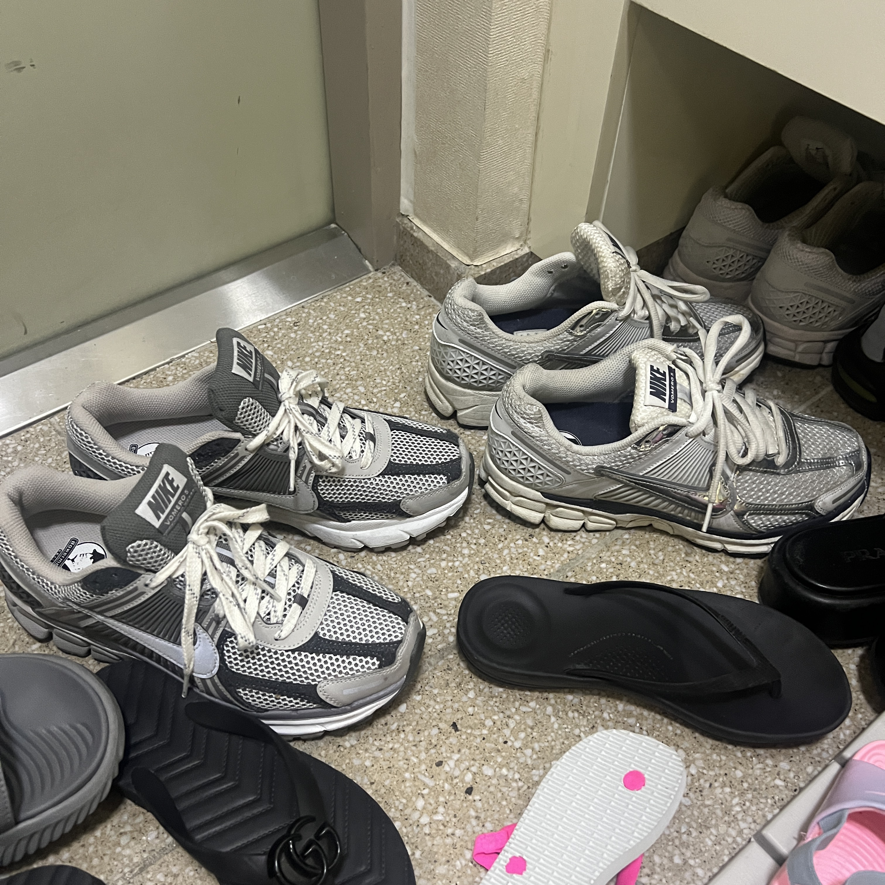 Nike Zoom Vomero 5 PRM Light Iron Ore and Flat Fewter, (W) Nike Zoom Vomero 5 Photon Dust and Metallic Silver 착용 스타일