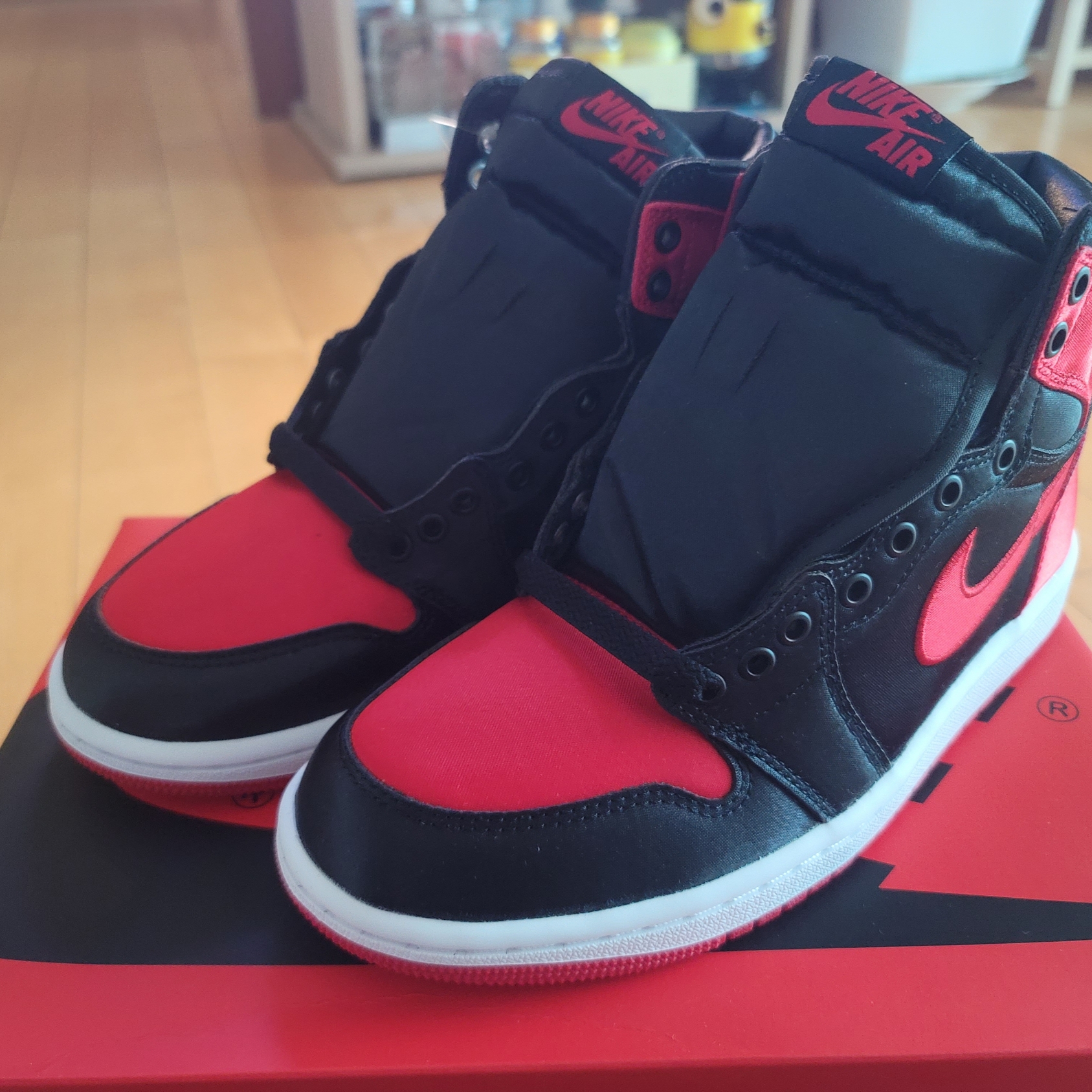 (W) Jordan 1 Retro High OG Satin Bred 착용 스타일 - 1