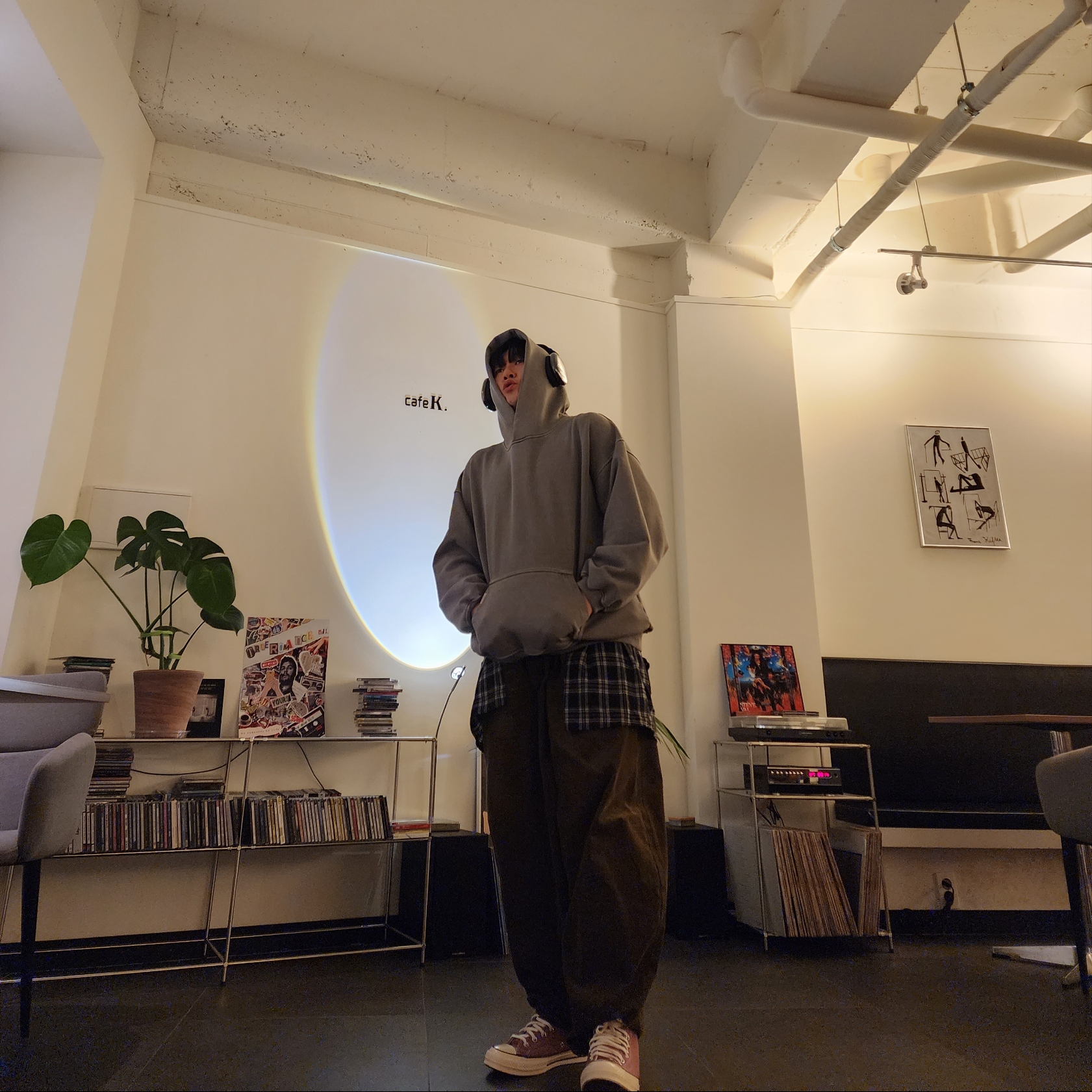 Converse Chuck 70 High Pink Aura, Apple AirPods Max Lightning Space Gray (Korean Ver.) 착용 스타일 - 5