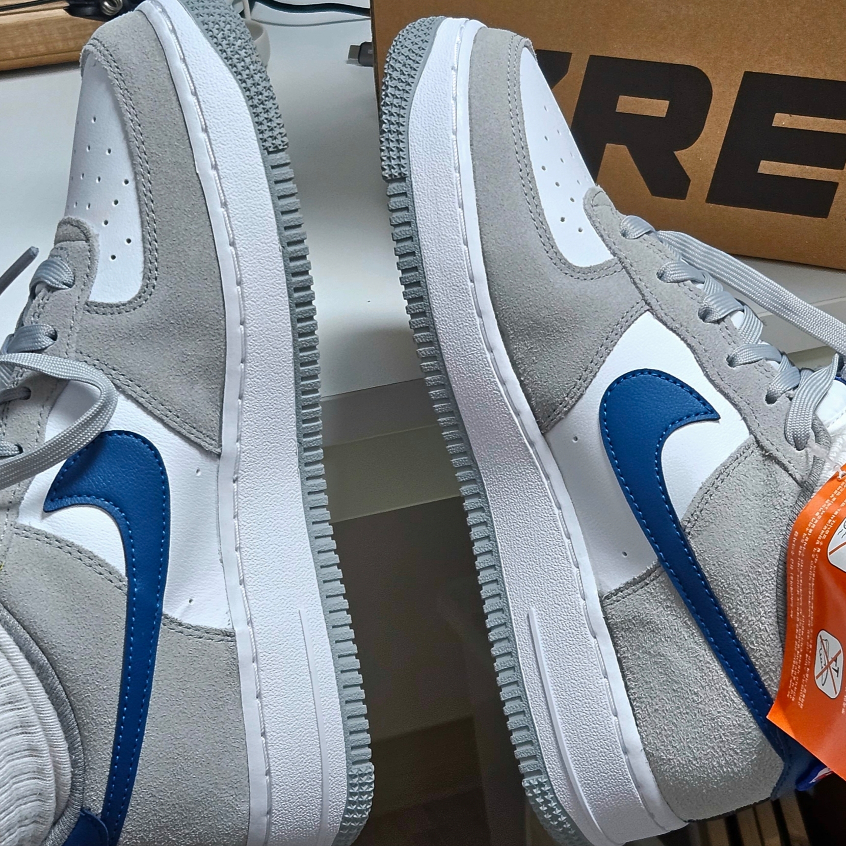 (GS) Nike Air Force 1 LV8 Athletic Club Light Smoke Grey Marina 착용 스타일