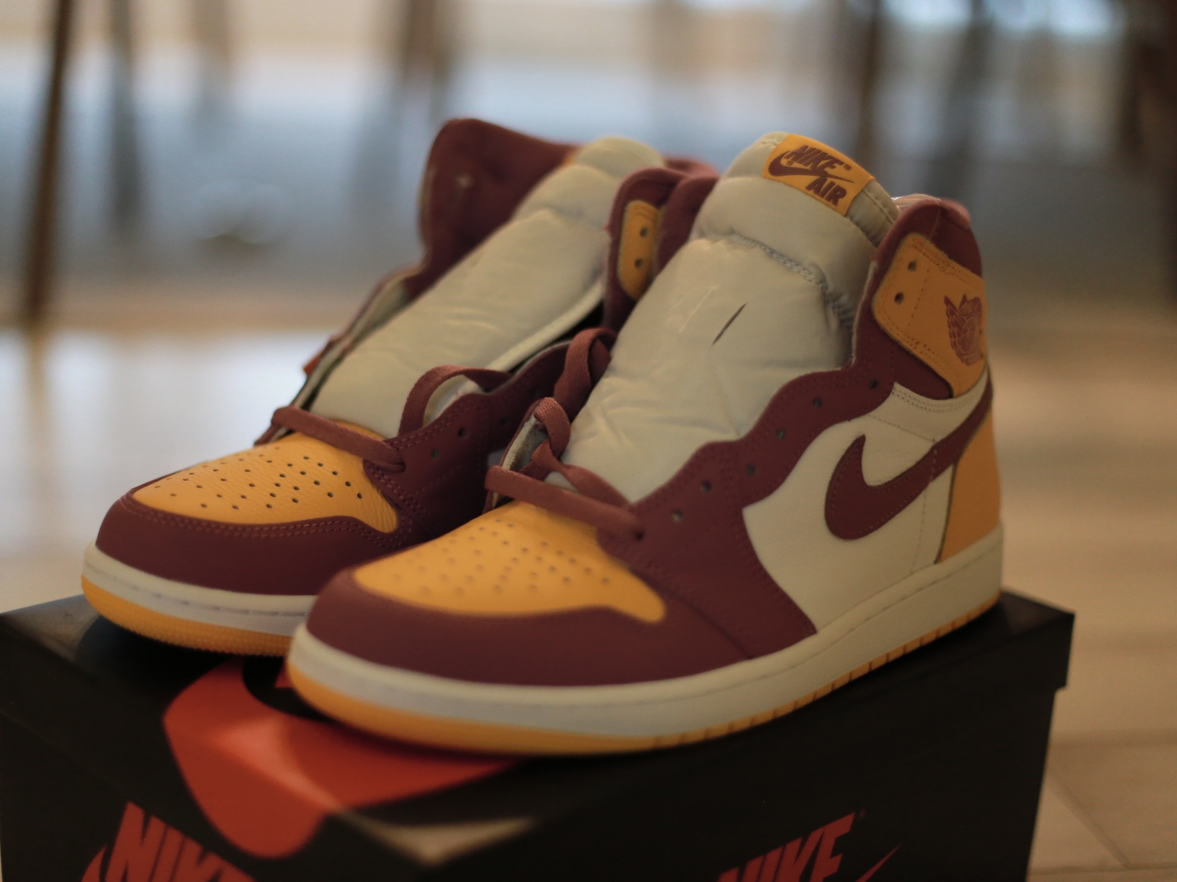 Jordan 1 Retro High OG University Gold Light Bordeaux 착용 스타일 - 2