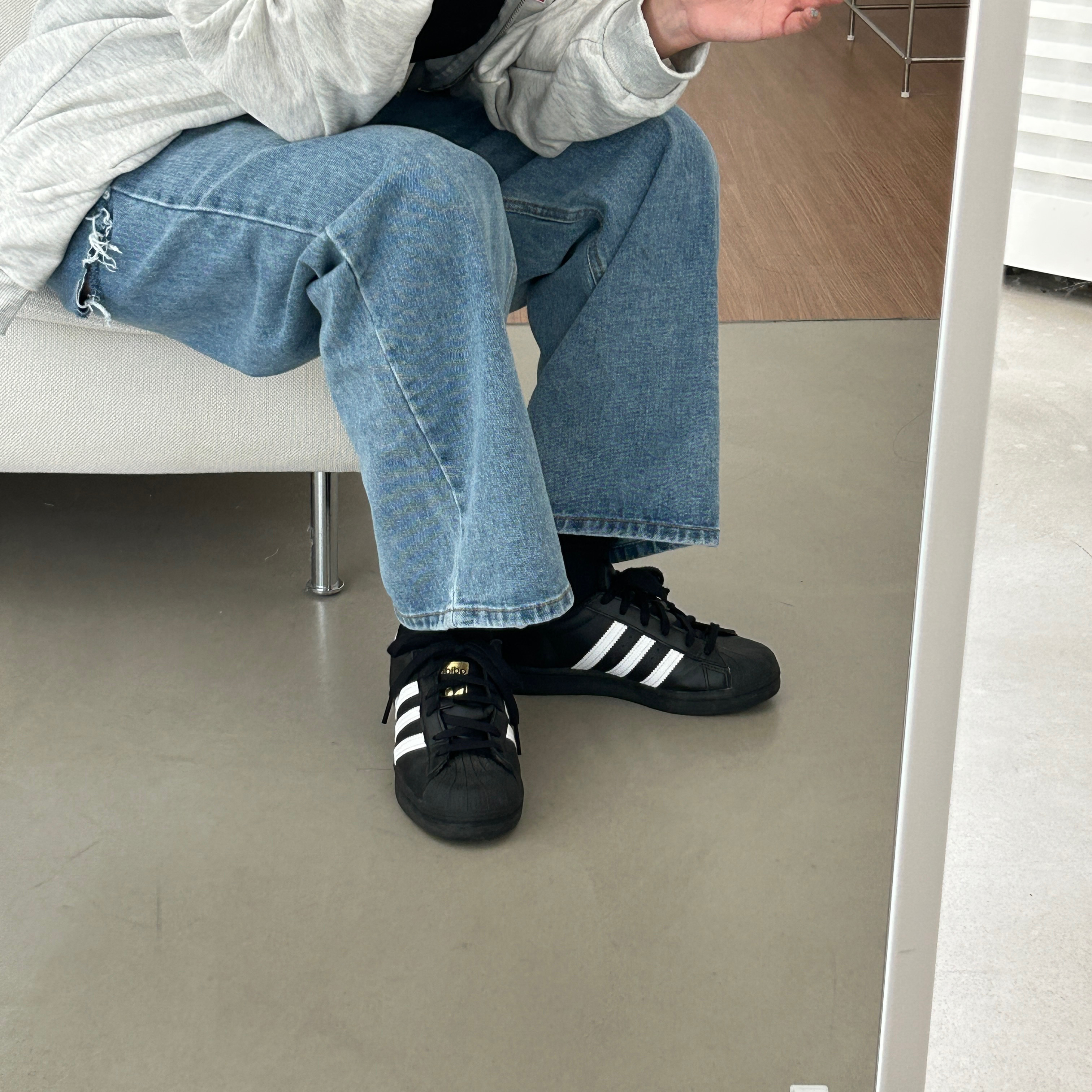 Adidas Superstar Core Black White 착용 스타일 - 2