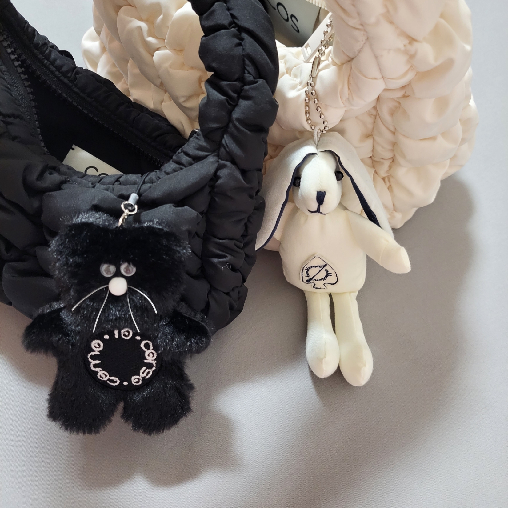 Monamhee x 10 Corso Como Bianco Phone Strap Black 착용 스타일