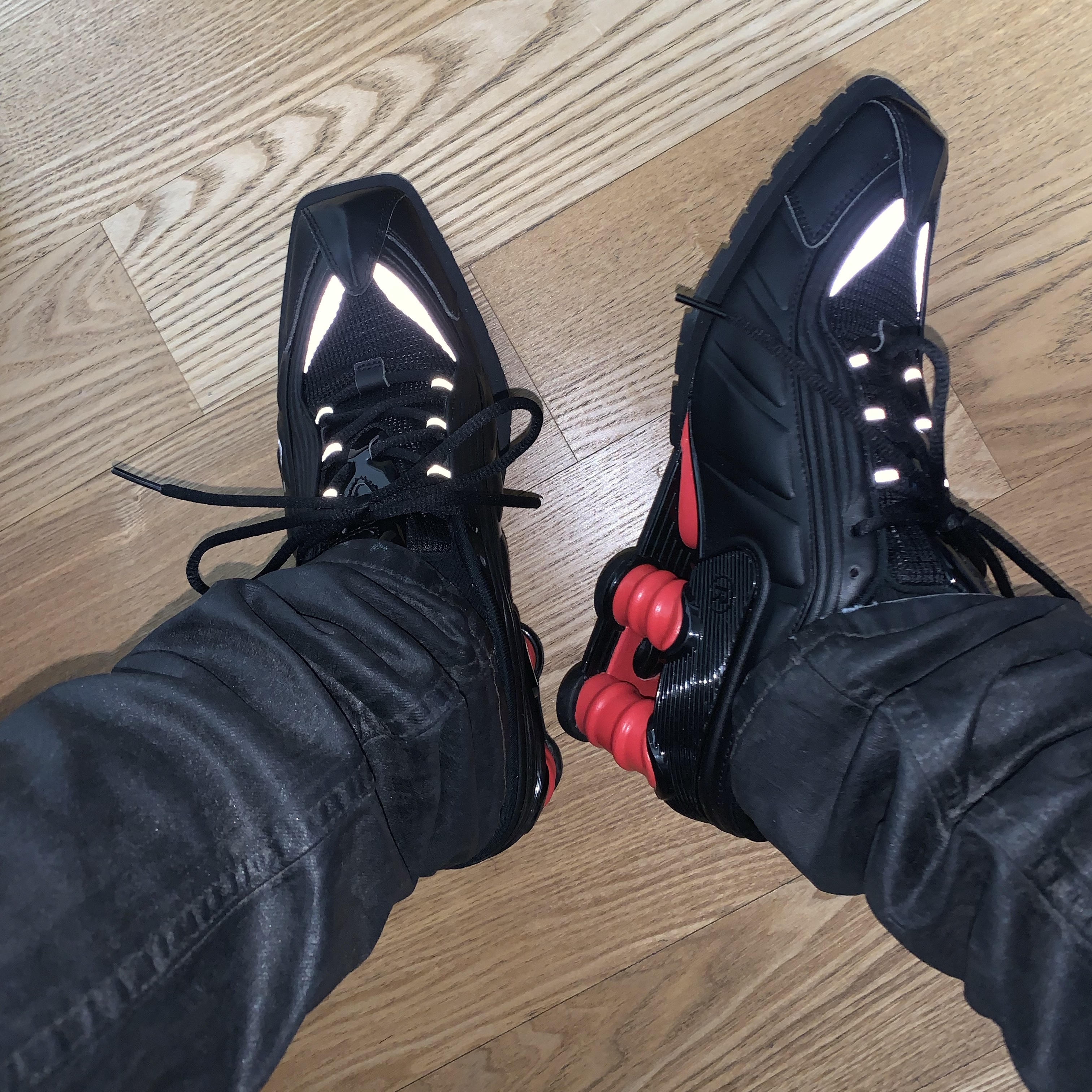 Nike x Martine Rose Shox MR4 Black 착용 스타일 - 2